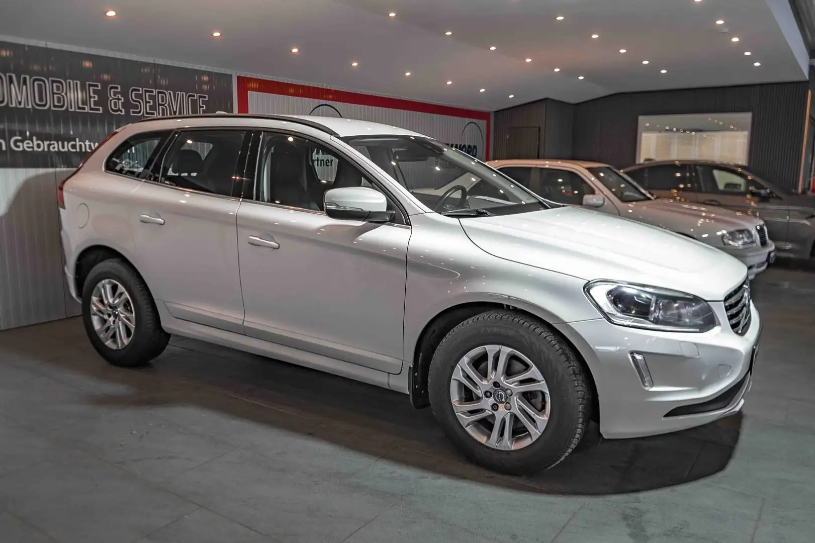 Volvo XC60 Momentum AWD Bi-Xenon R.Kamera Tempomat Weiß - 2