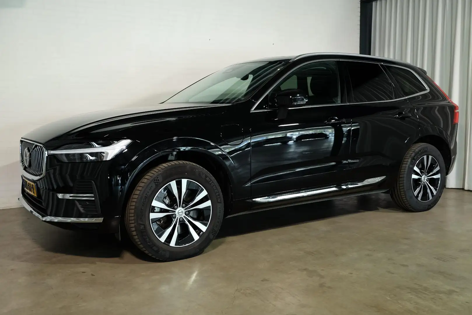 Volvo XC60 2.0 T6 Plug-in hybrid AWD Core Bright Zwart - 2