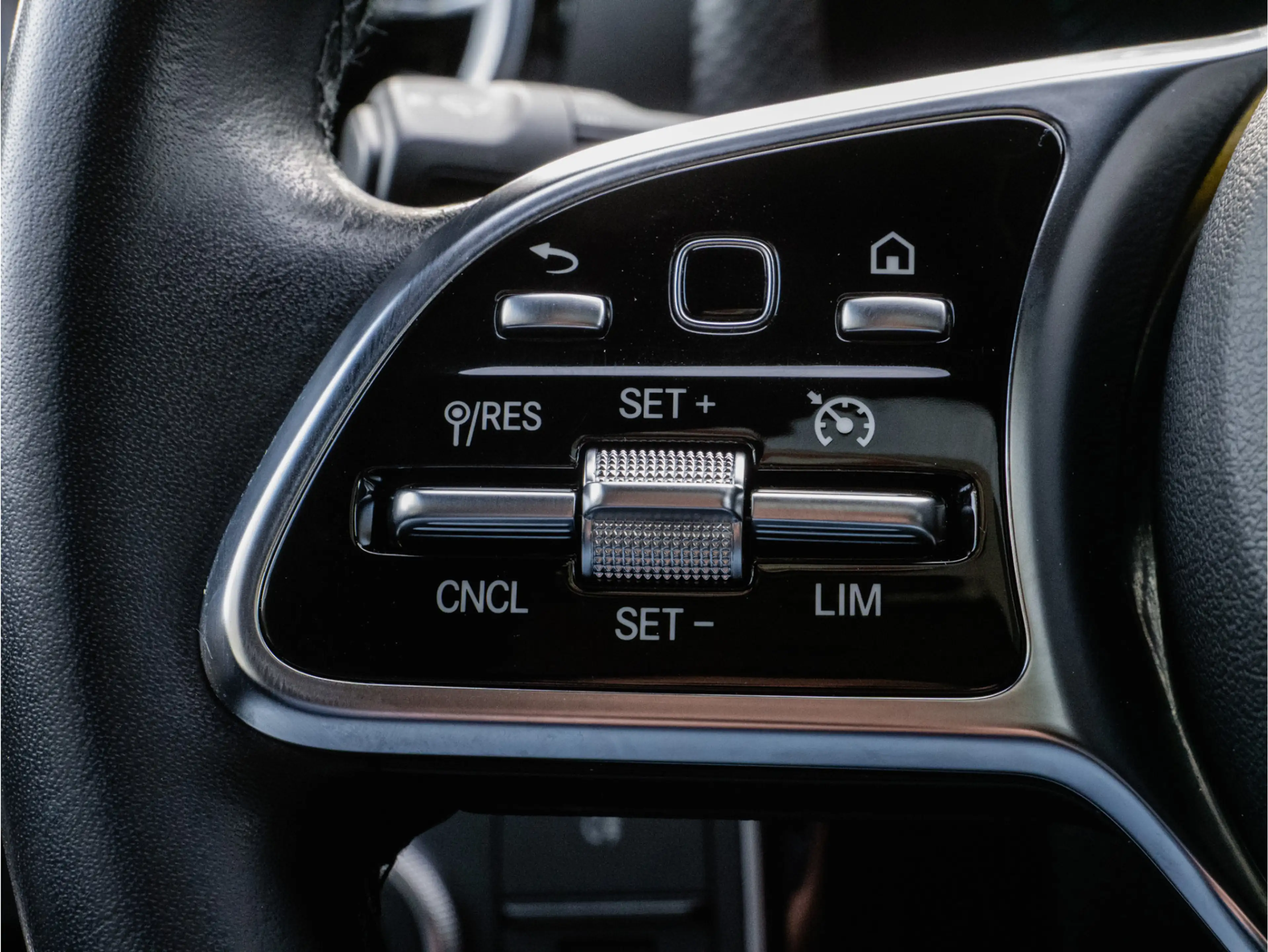 Mercedes-Benz CLA 250 Shooting Brake e Business Solution Luxury Panorama — photo 28