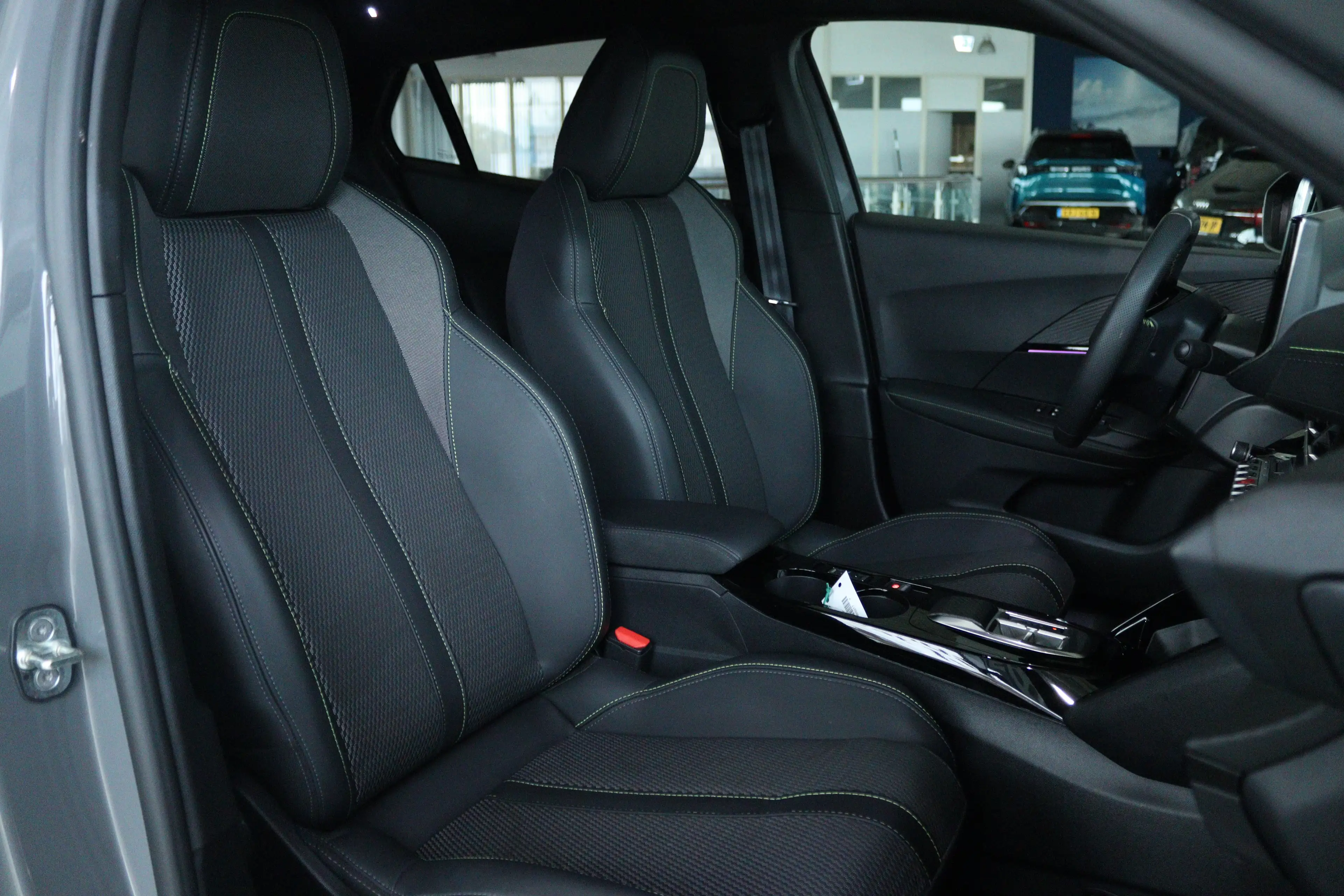 Peugeot 2008 1.2 Hybrid 145 GT | Adapt. Cruise | 360 Camera | K — photo 3