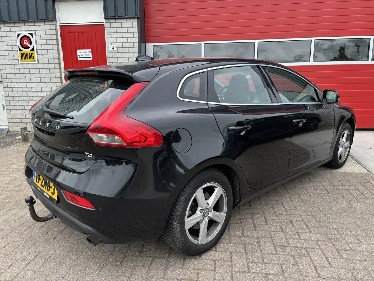 Volvo V40 1.6 T4 180PK Momentum AUTOMAAT / TREKHAAK / D-RIEM Negro - 2