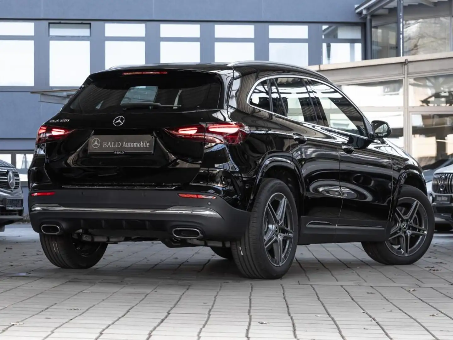 Mercedes-Benz GLA 180 AMG+MBUX+Wide+Pano+Navi+360+MBeam+Totw Schwarz - 2