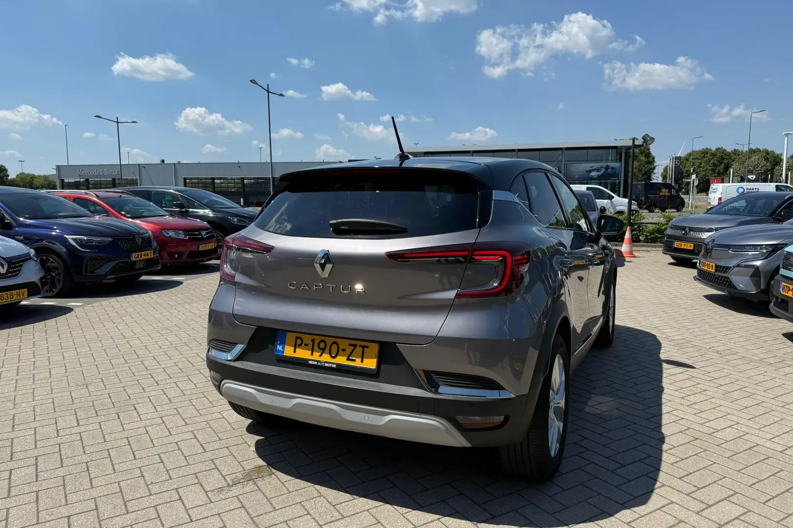 Renault Captur 1.3 TCe 140 Intens | Automaat Grijs - 2