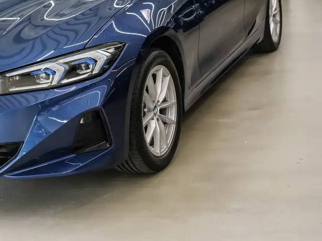 BMW 3 Series view 6