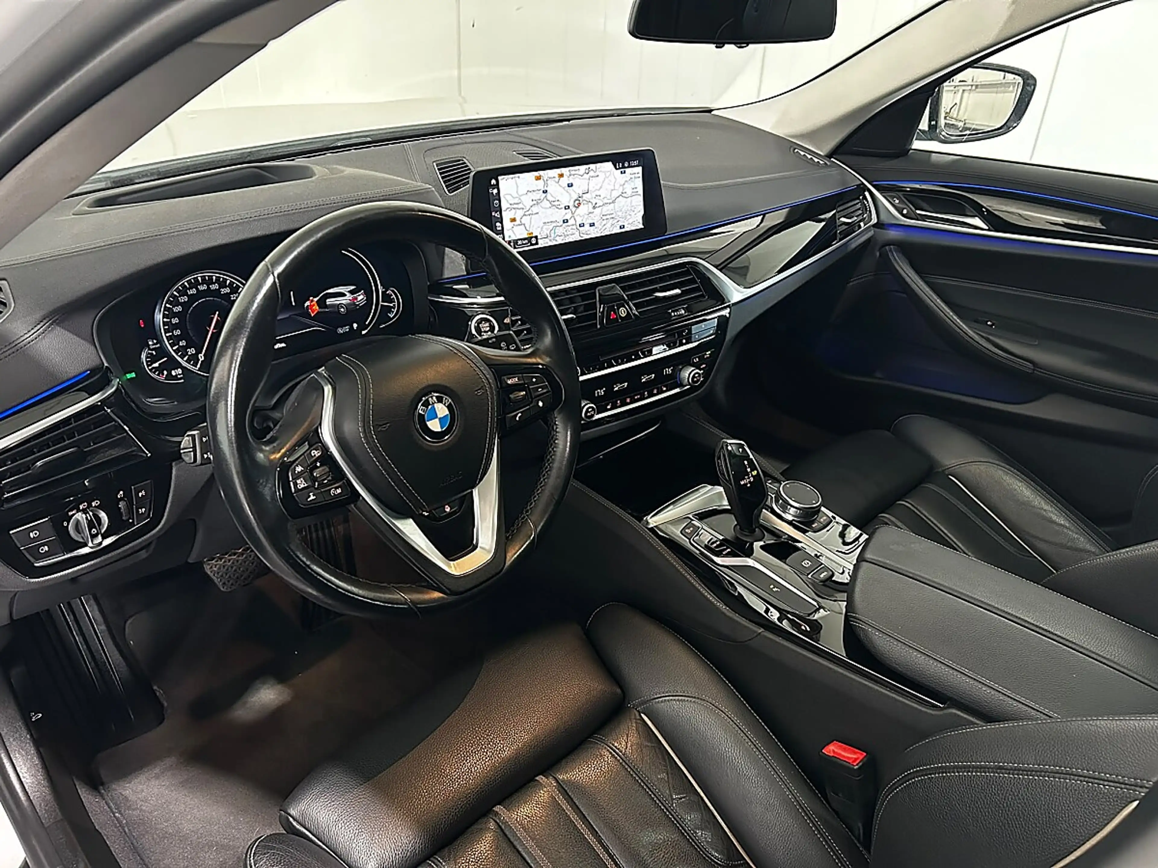 BMW 520 d Touring Aut.//PANO//HEAD-UP//AMBIENTE// — photo 11