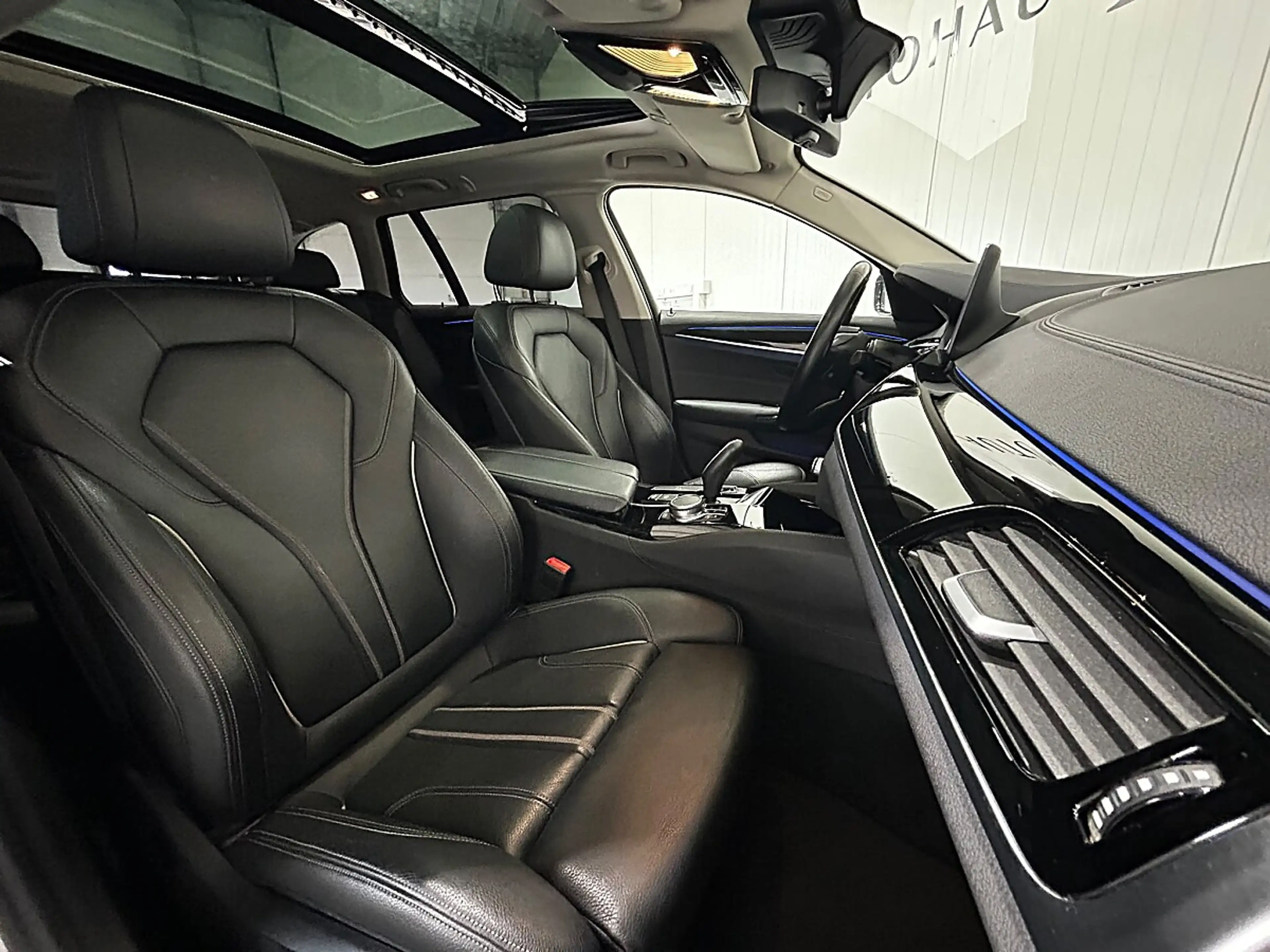 BMW 520 d Touring Aut.//PANO//HEAD-UP//AMBIENTE// — photo 13