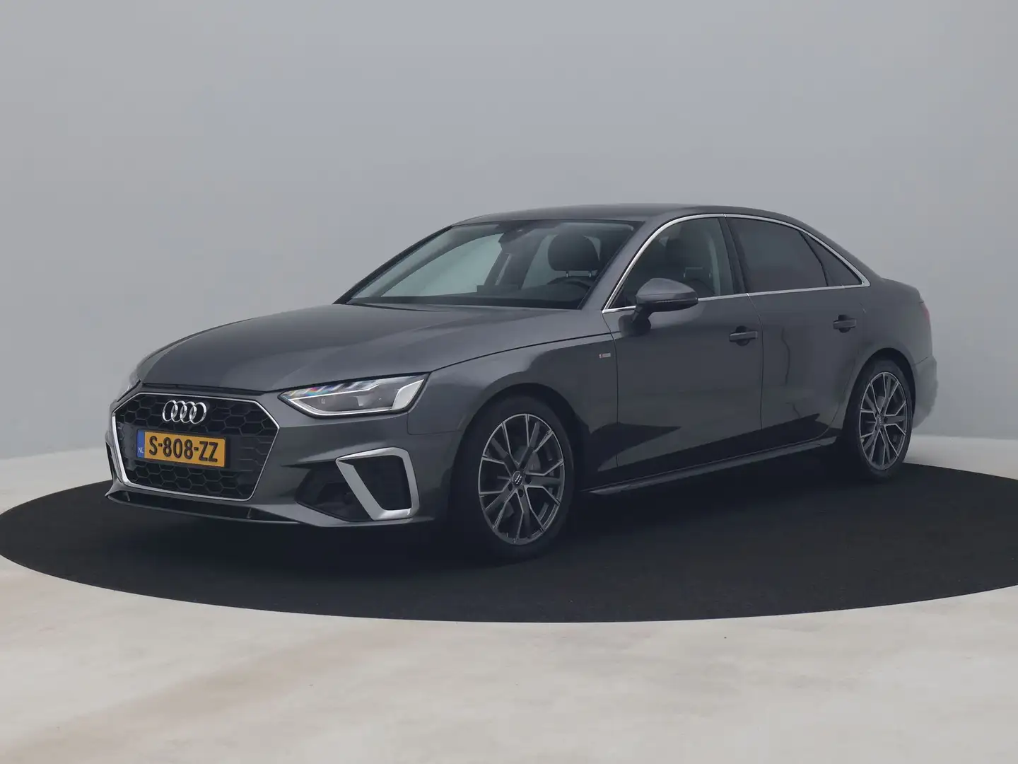 Audi A4 40 TFSi 204 PK S-Tronic S-Line | STOELVERW. | TREK Grijs - 1