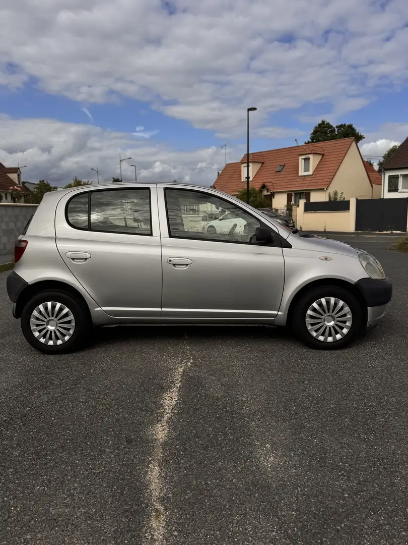 Toyota Yaris 1.0i Linea Sol GPS - 2