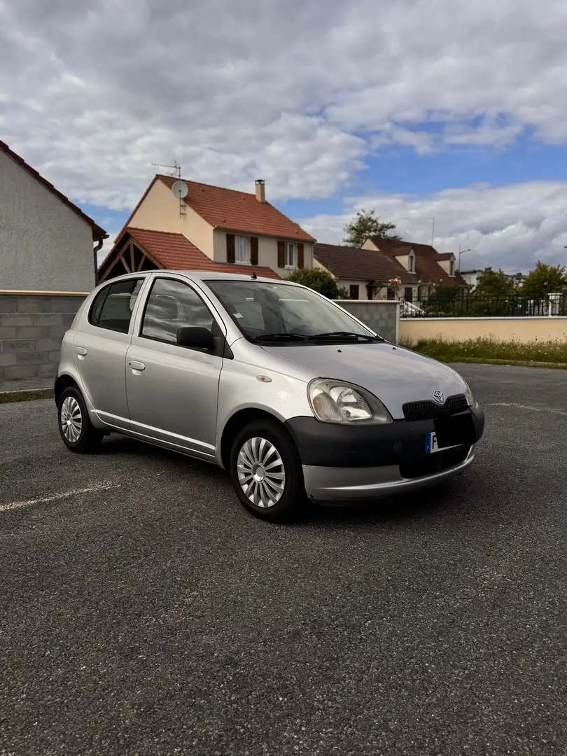 Toyota Yaris 1.0i Linea Sol GPS - 1