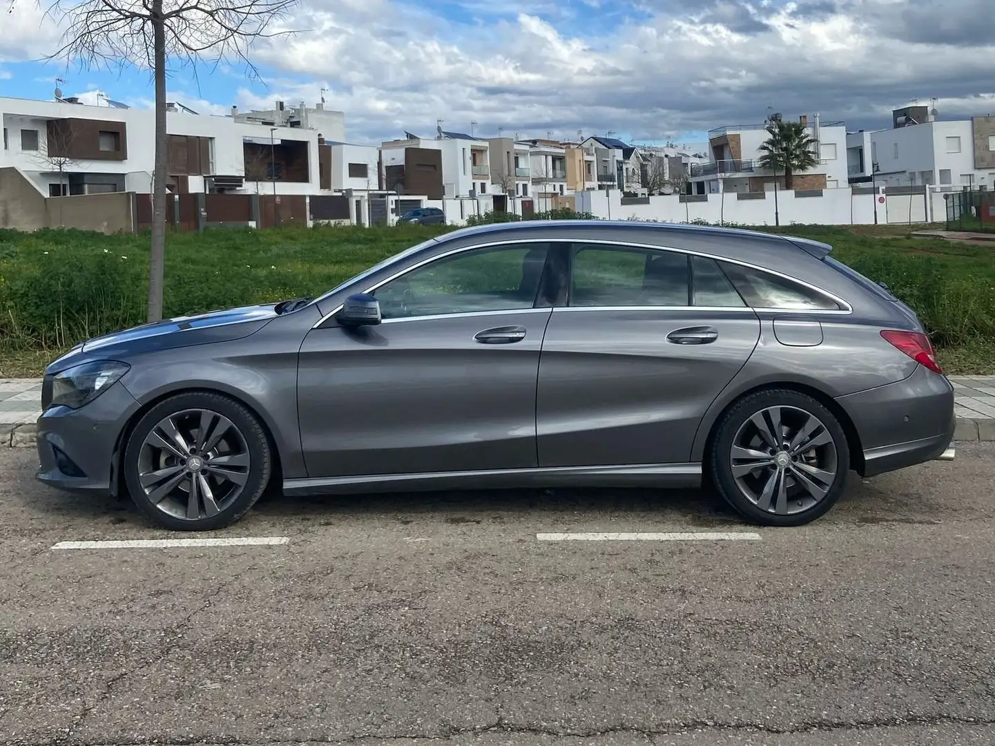 Mercedes-Benz CLA 220 SHOTING BREAK AUT. 7 VELOCIDADES URBAN Gris - 1