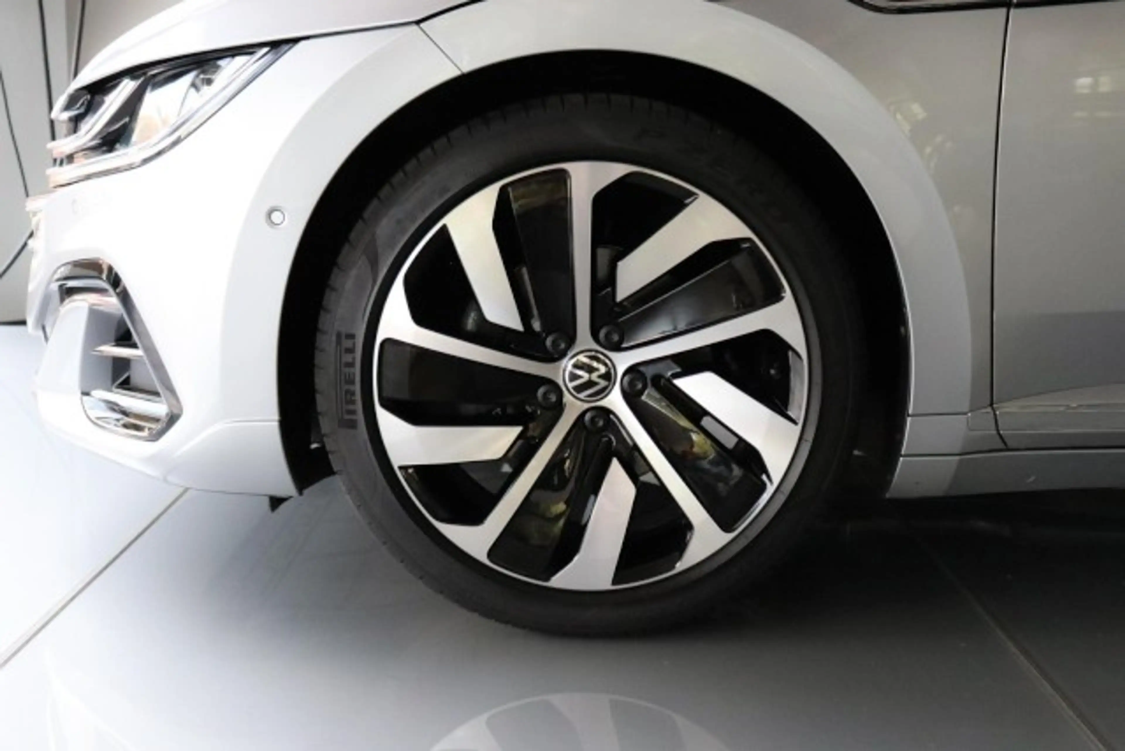 Volkswagen Arteon Shooting Brake 2.0 TDI R-Line 4Motion Klima Navi — photo 2