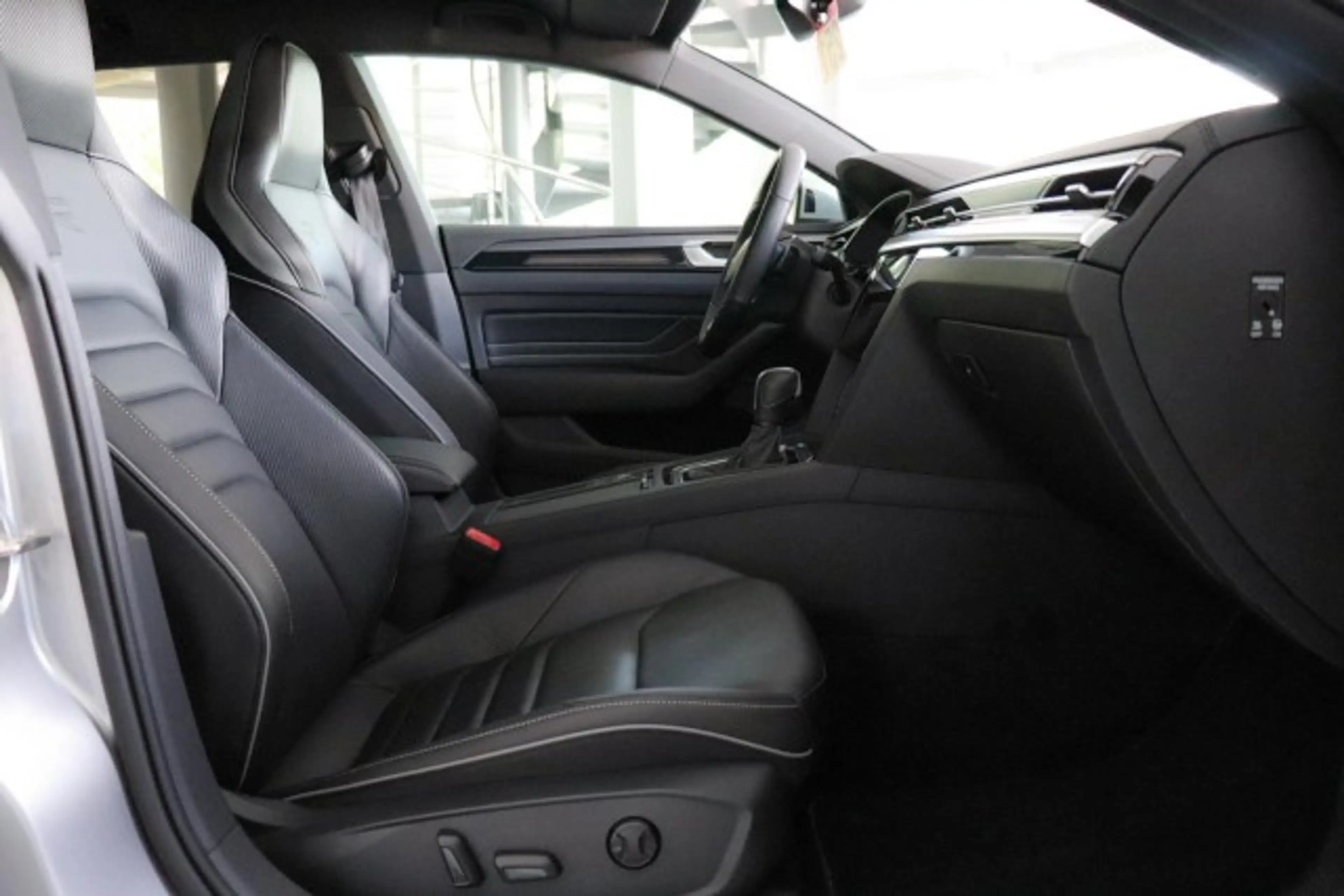 Volkswagen Arteon Shooting Brake 2.0 TDI R-Line 4Motion Klima Navi — photo 13