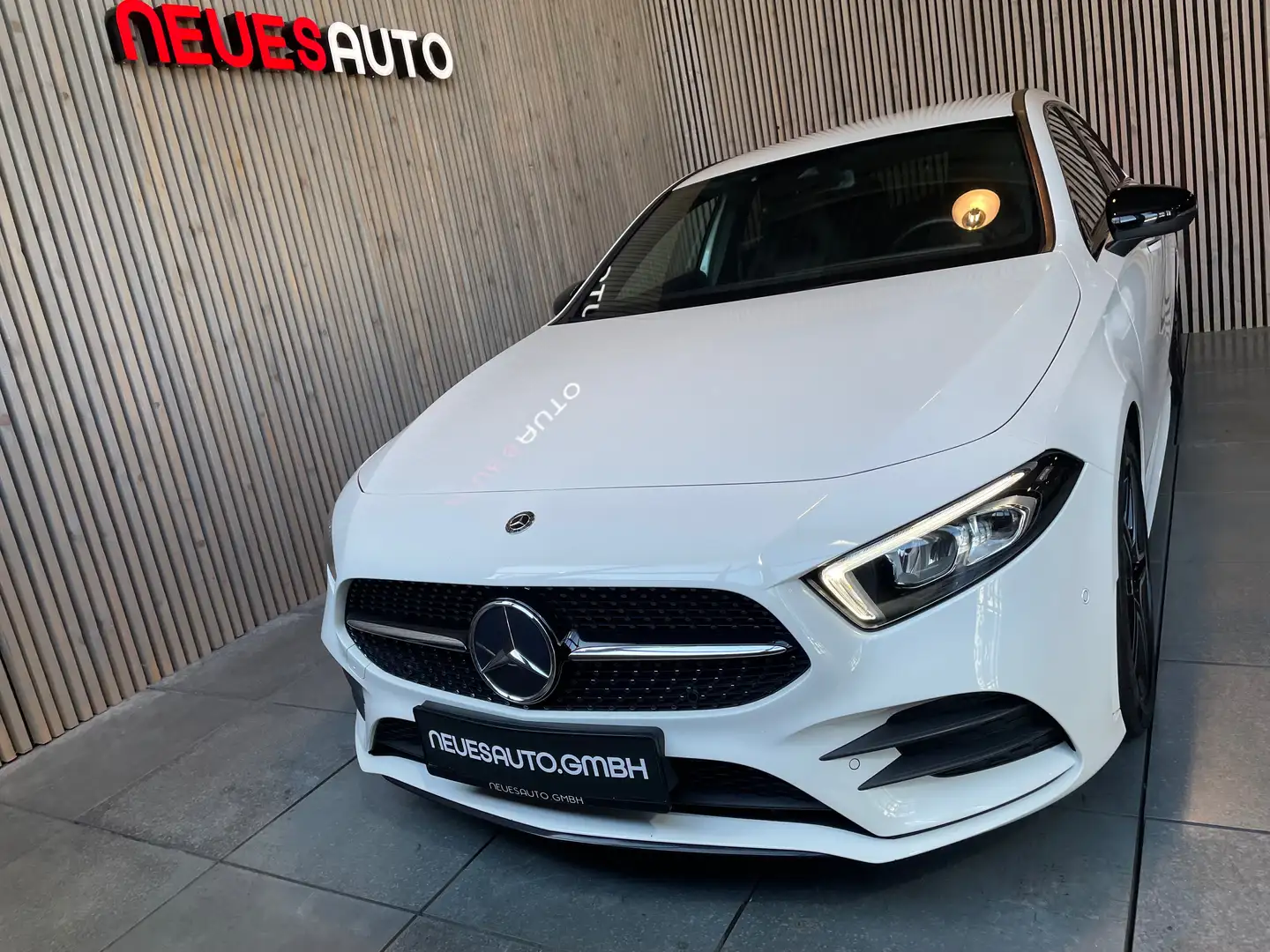 Mercedes-Benz A 180 d Aut.*AMG*1.Besitz*Servicegepfl.*Ambi.*LED*Navi* Weiß - 2