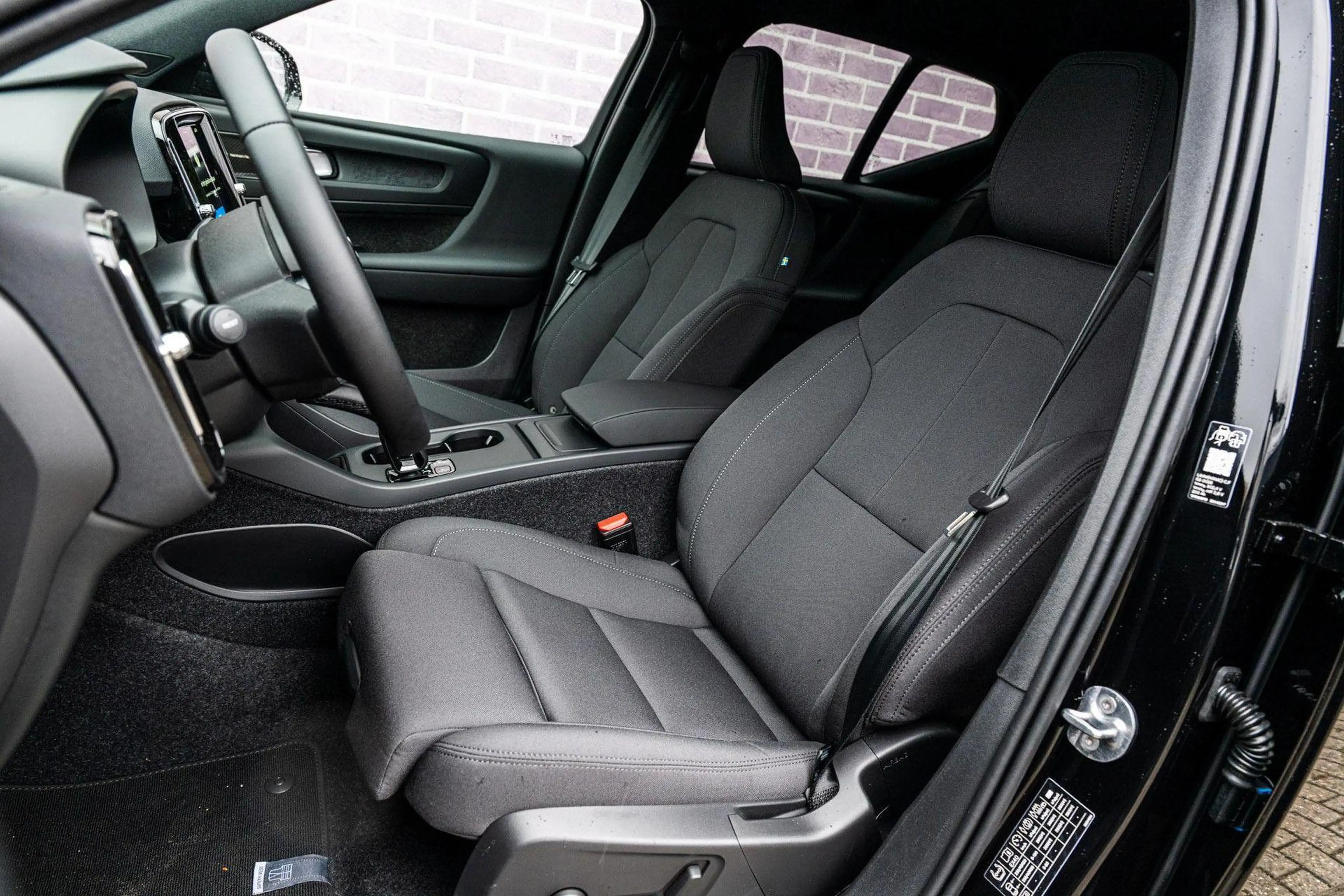 Volvo EX40 Single Motor Extended Range 82 kWh Plus Black Edit — photo 7