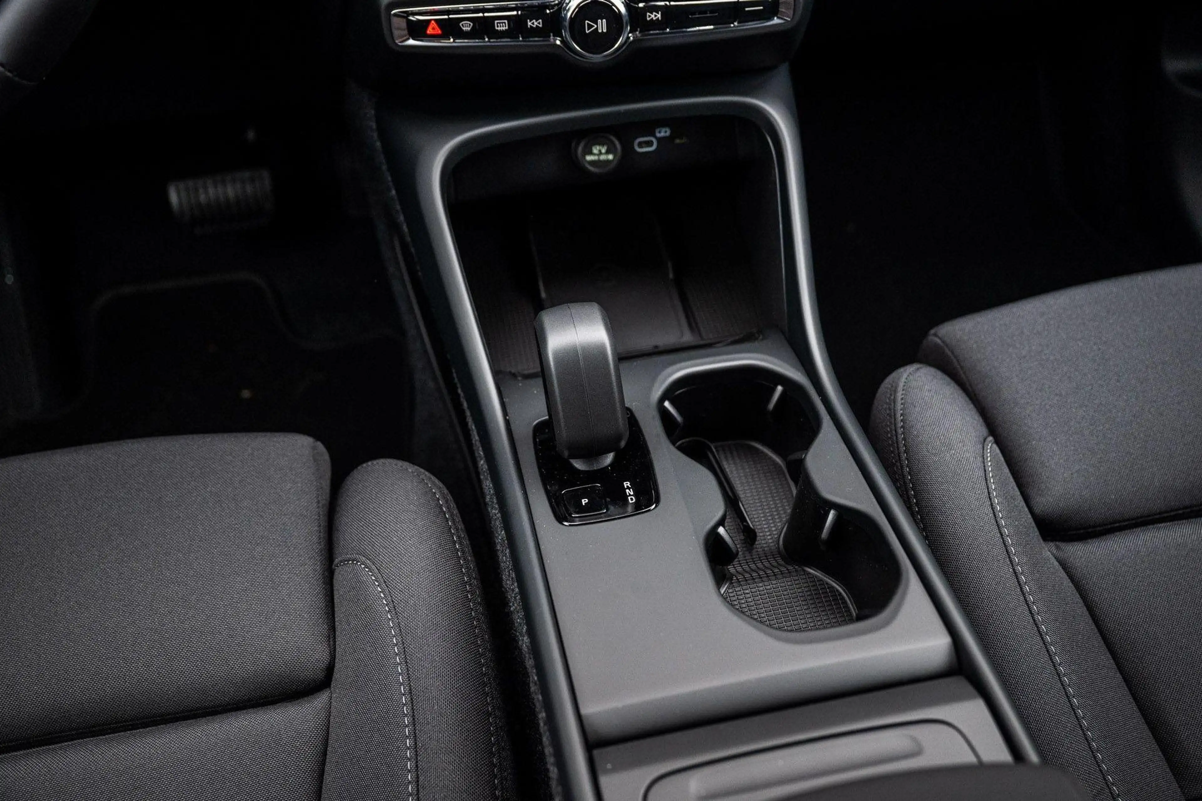 Volvo EX40 Single Motor Extended Range 82 kWh Plus Black Edit — photo 13