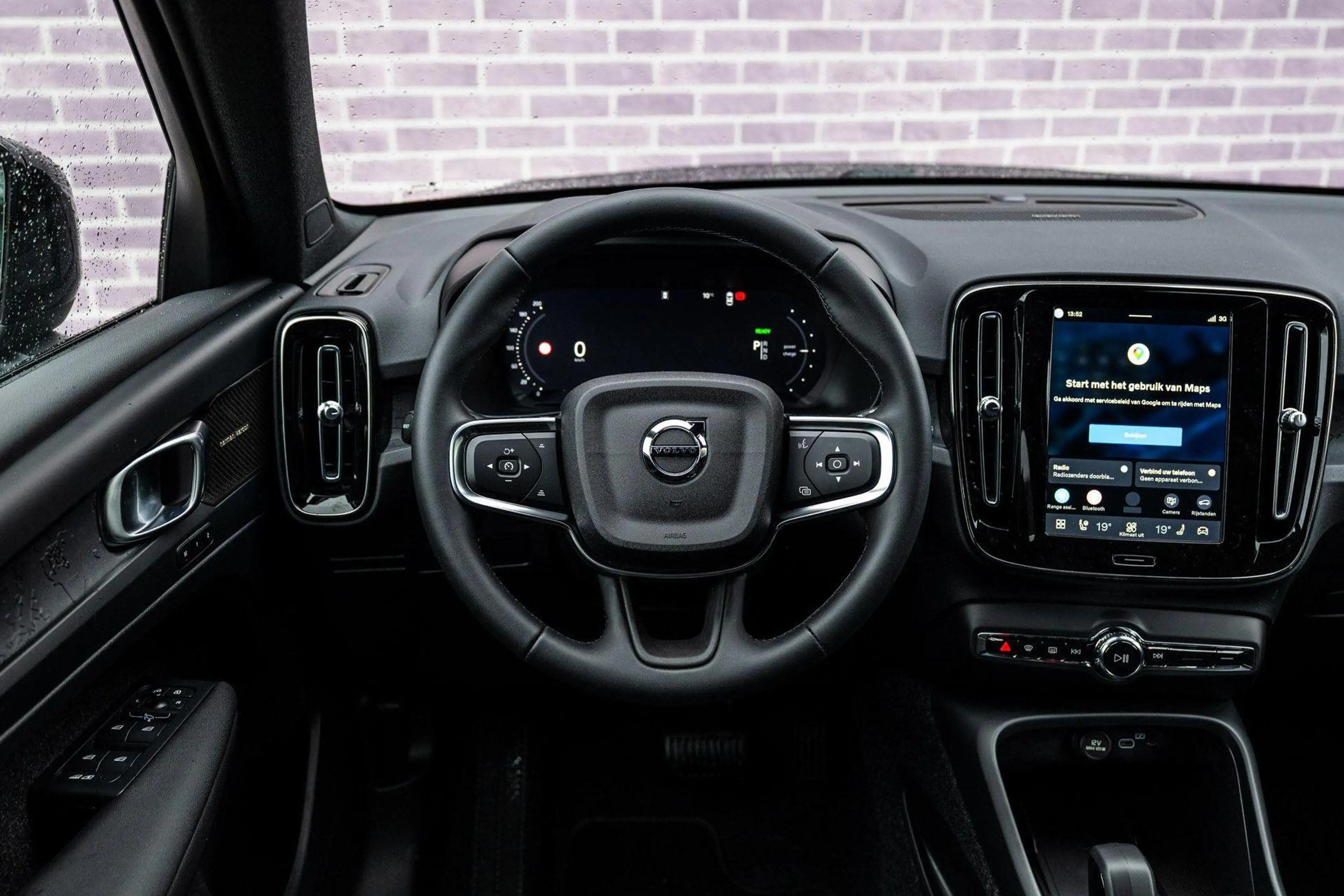 Volvo EX40 Single Motor Extended Range 82 kWh Plus Black Edit — photo 4