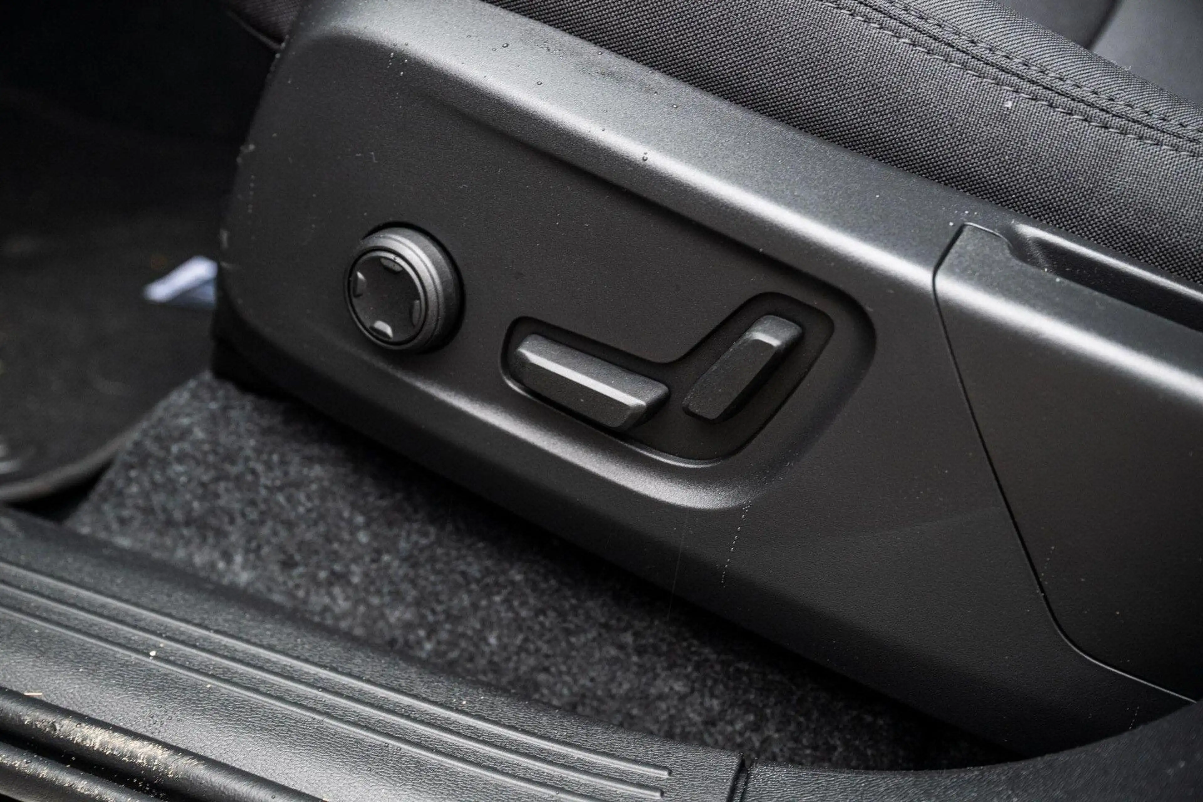 Volvo EX40 Single Motor Extended Range 82 kWh Plus Black Edit — photo 8