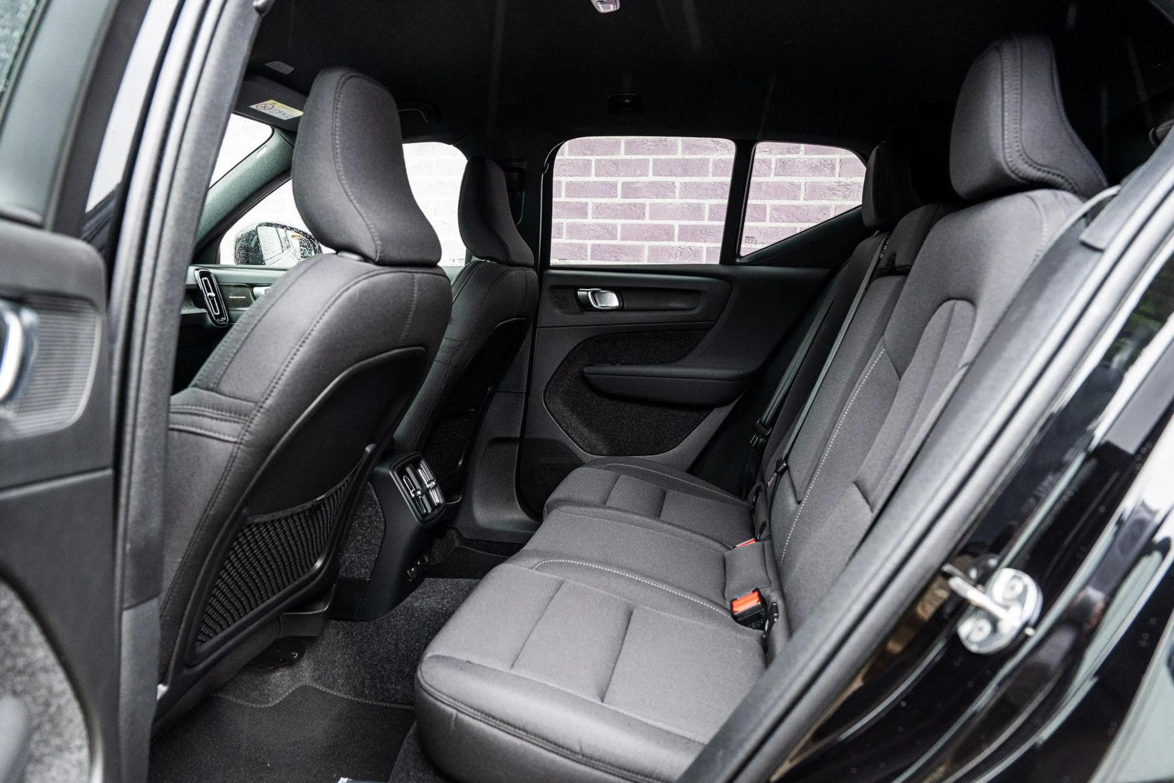 Volvo EX40 Single Motor Extended Range 82 kWh Plus Black Edit — photo 9