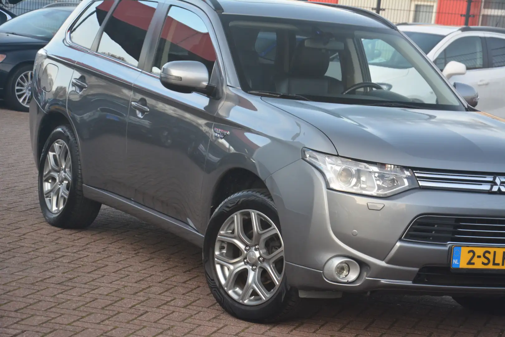 Mitsubishi Outlander 2.0 PHEV Instyle | Navigatie | Schuif-kanteldak | Grau - 2