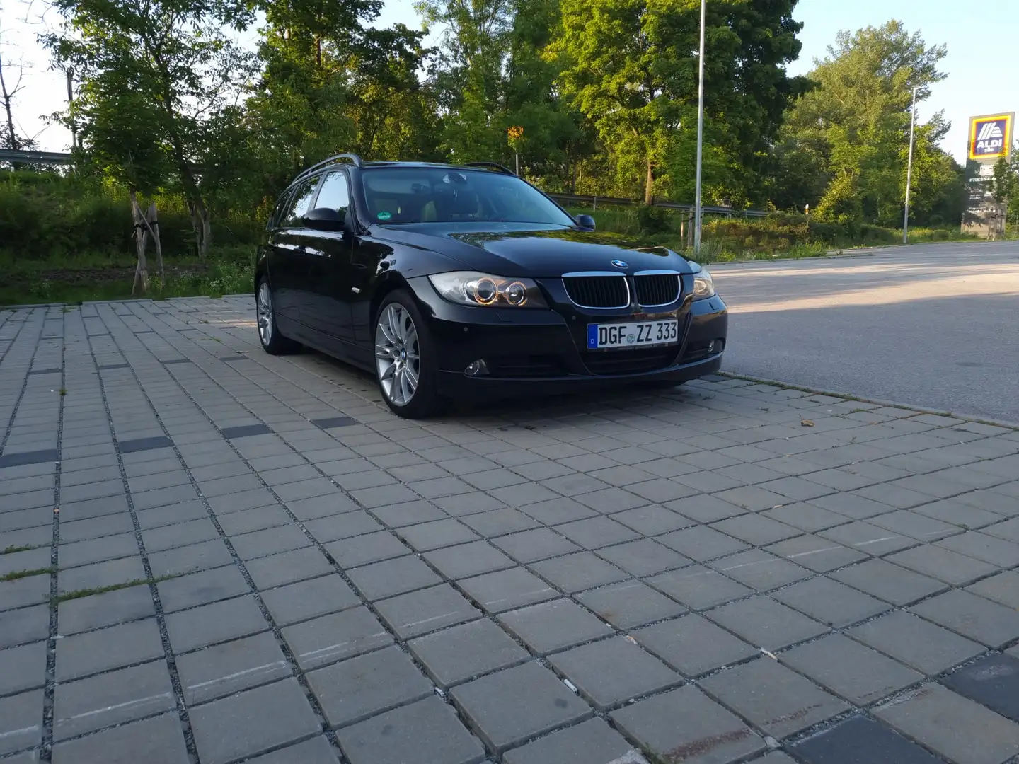 BMW 320 3er Touring Diesel 320d DPF Touring Aut. Schwarz - 1