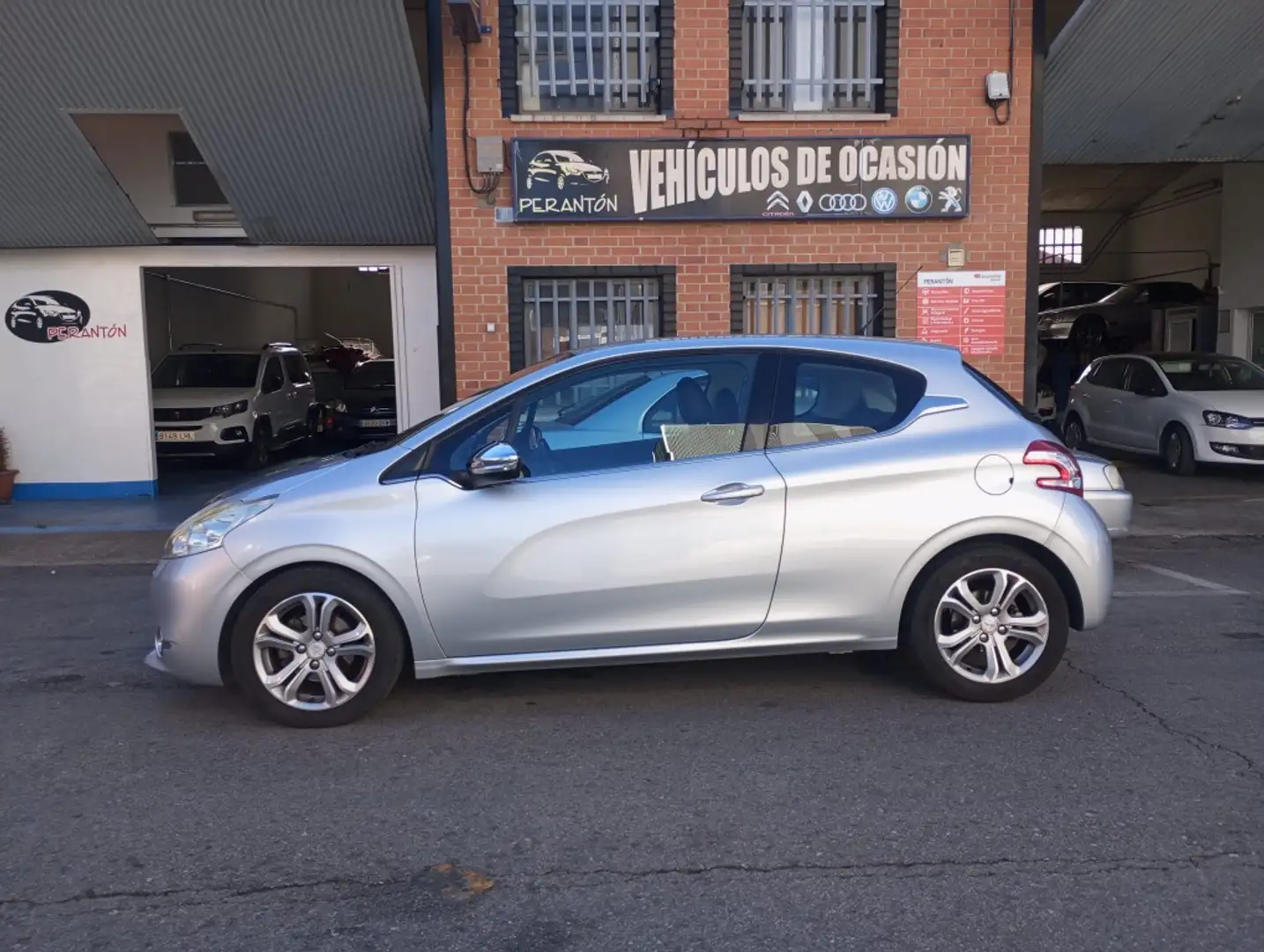 Peugeot 208 1.6e-HDi Allure Gris - 1
