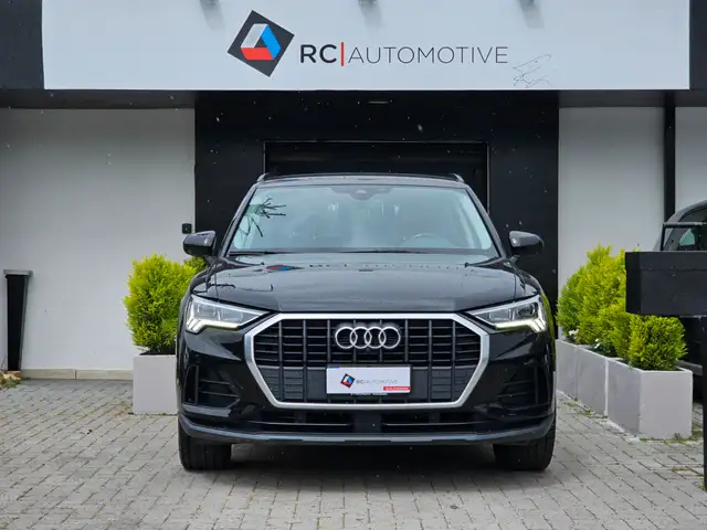 Audi Q3 view 3