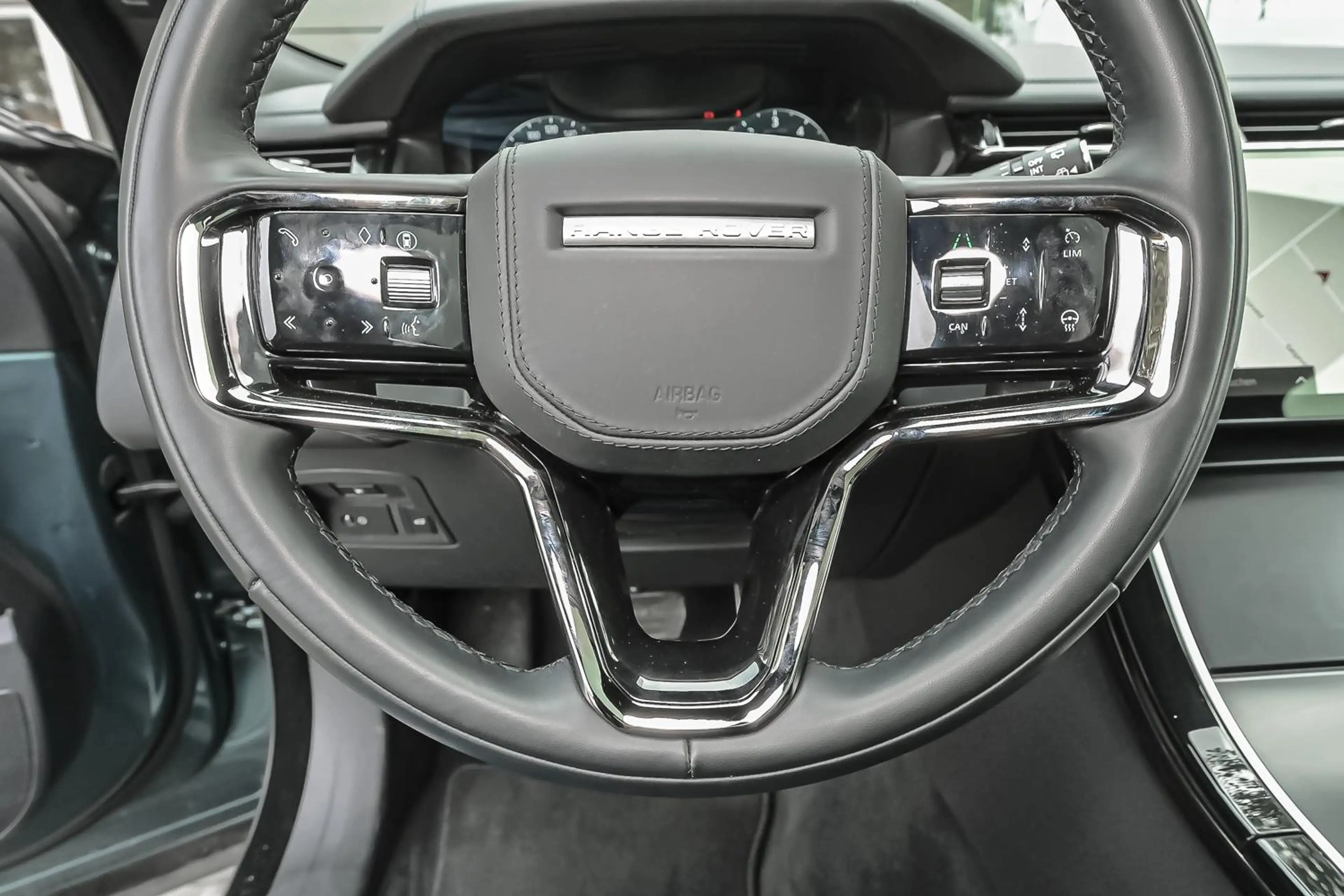 Land Rover Range Rover Velar P400e Dynamic SE — photo 13