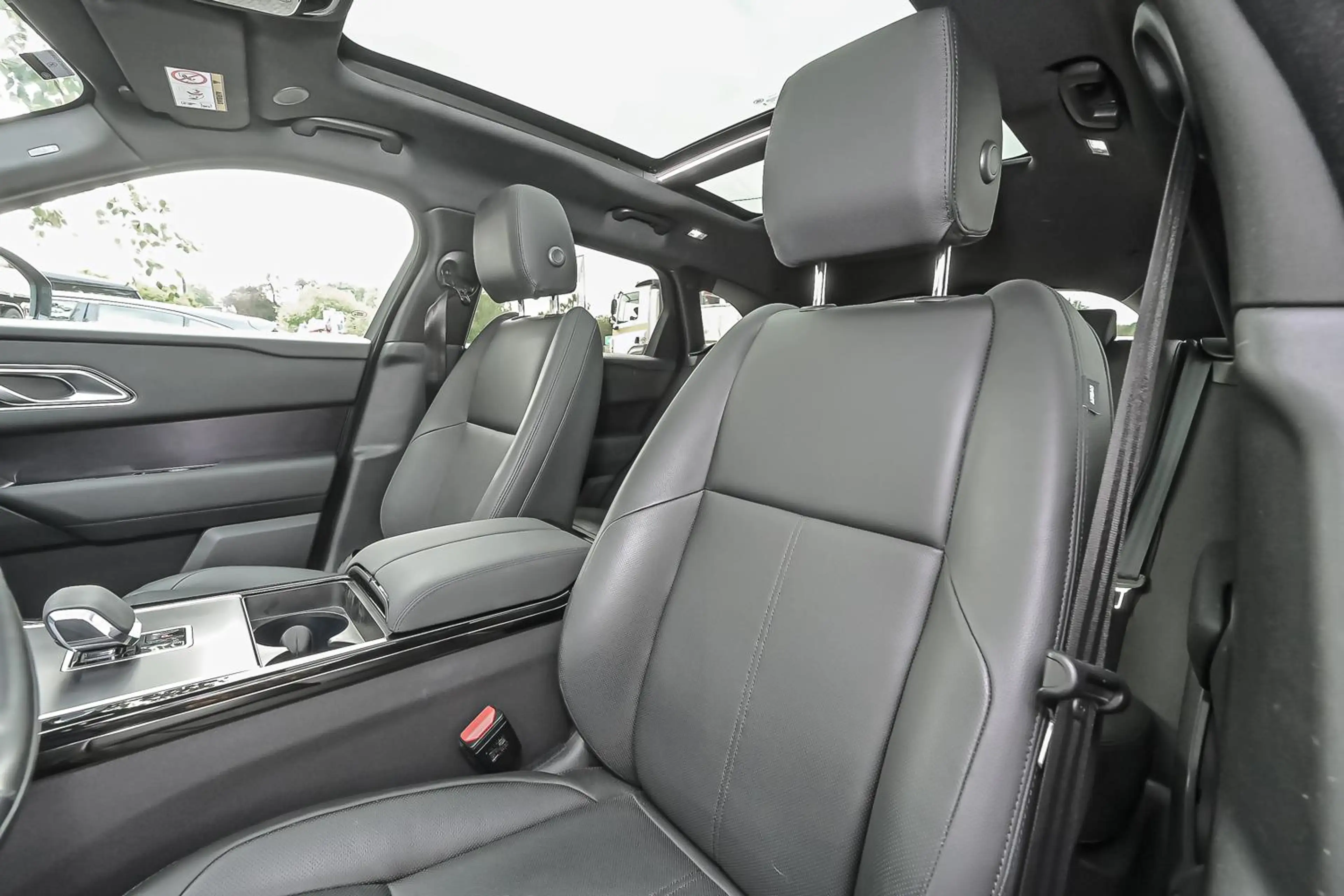 Land Rover Range Rover Velar P400e Dynamic SE — photo 6