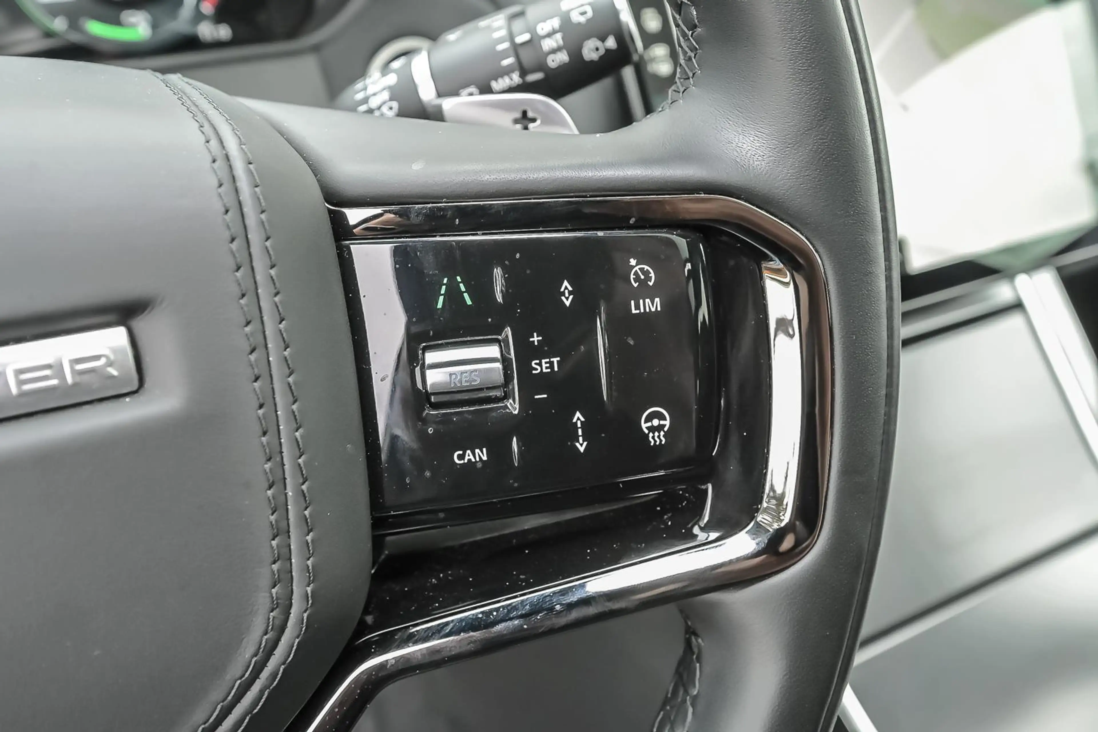 Land Rover Range Rover Velar P400e Dynamic SE — photo 15
