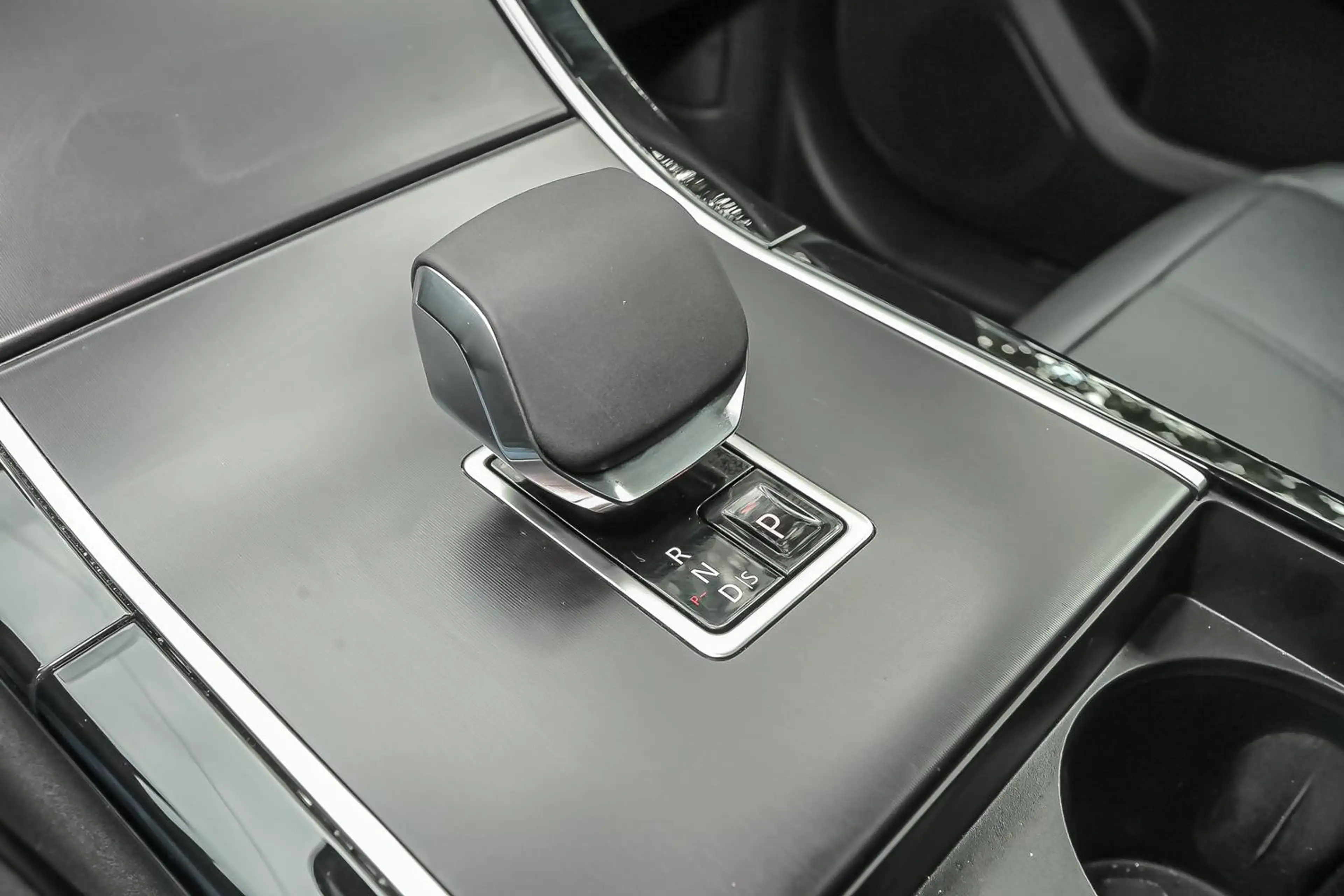 Land Rover Range Rover Velar P400e Dynamic SE — photo 10