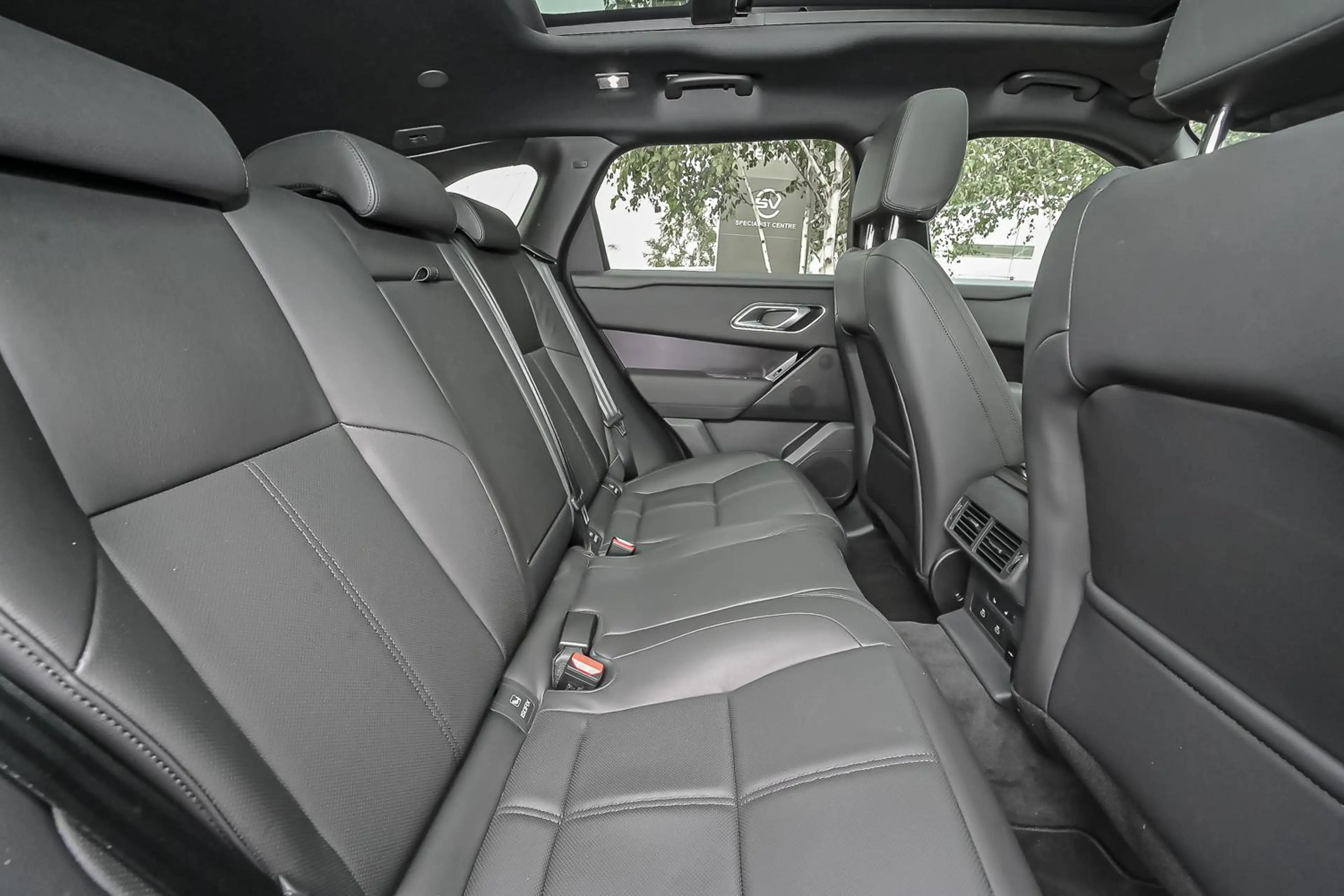 Land Rover Range Rover Velar P400e Dynamic SE — photo 8