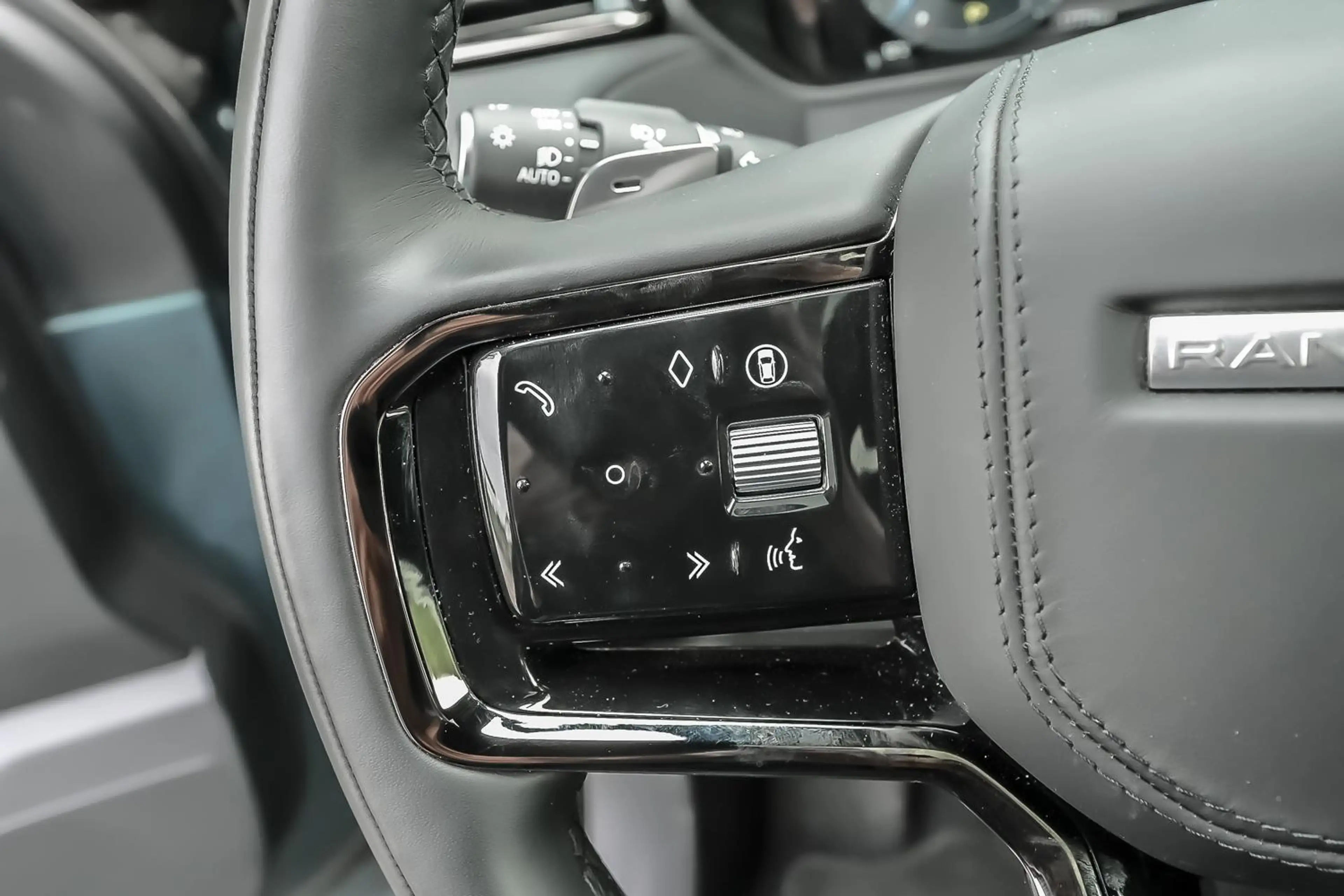 Land Rover Range Rover Velar P400e Dynamic SE — photo 14