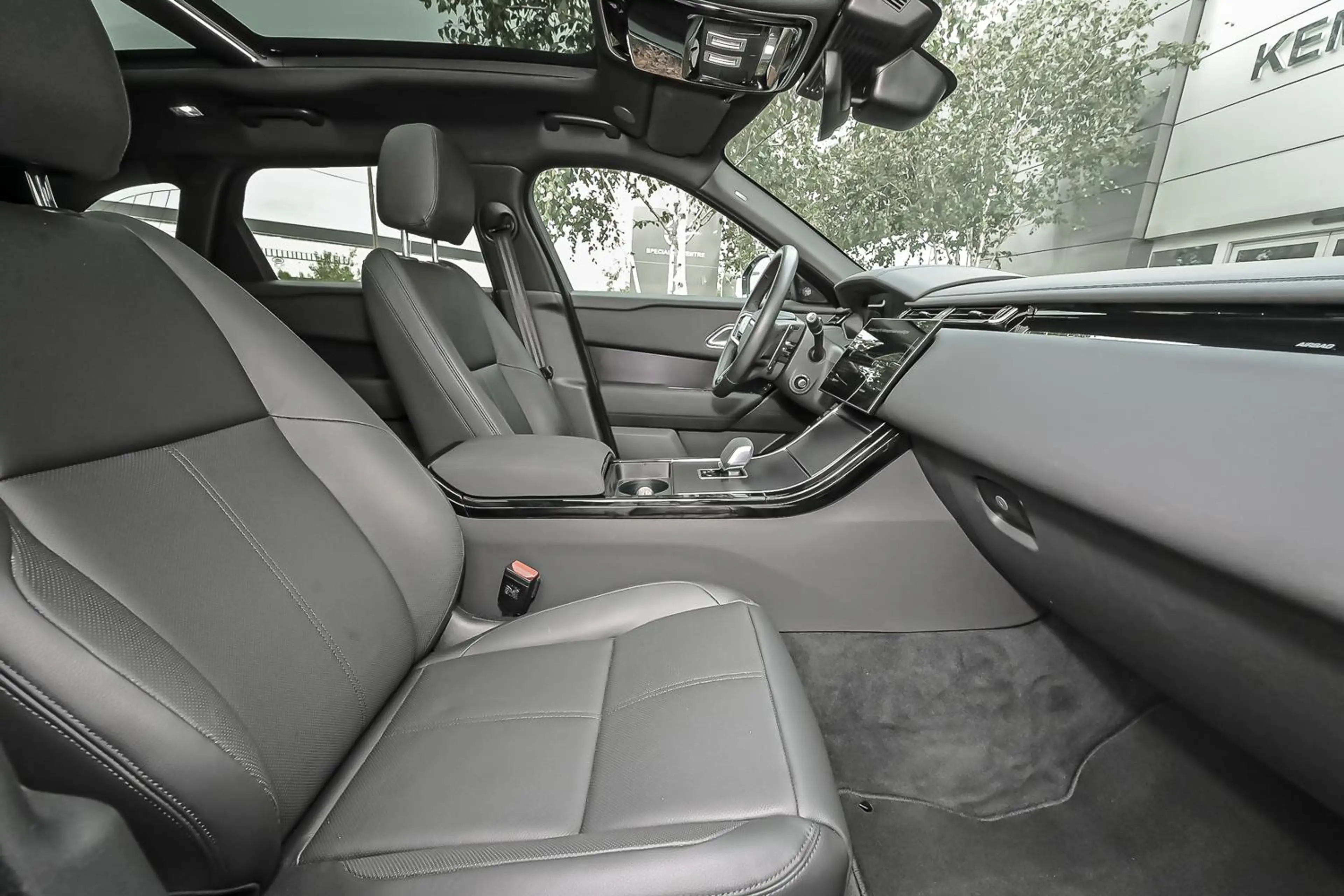 Land Rover Range Rover Velar P400e Dynamic SE — photo 7