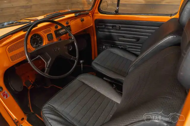 Volkswagen Beetle view 4