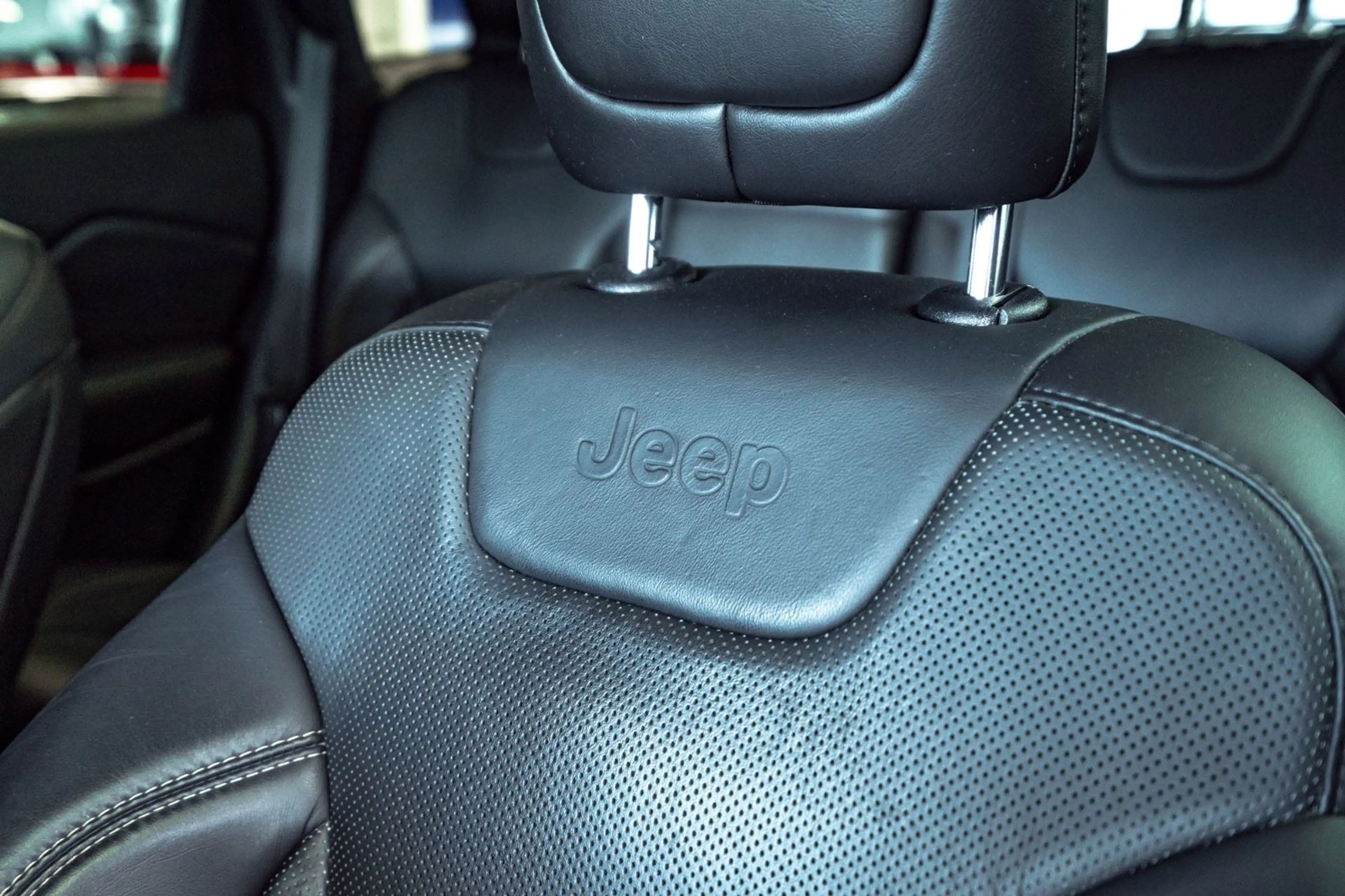 Jeep Cherokee Limited 4WD — photo 19