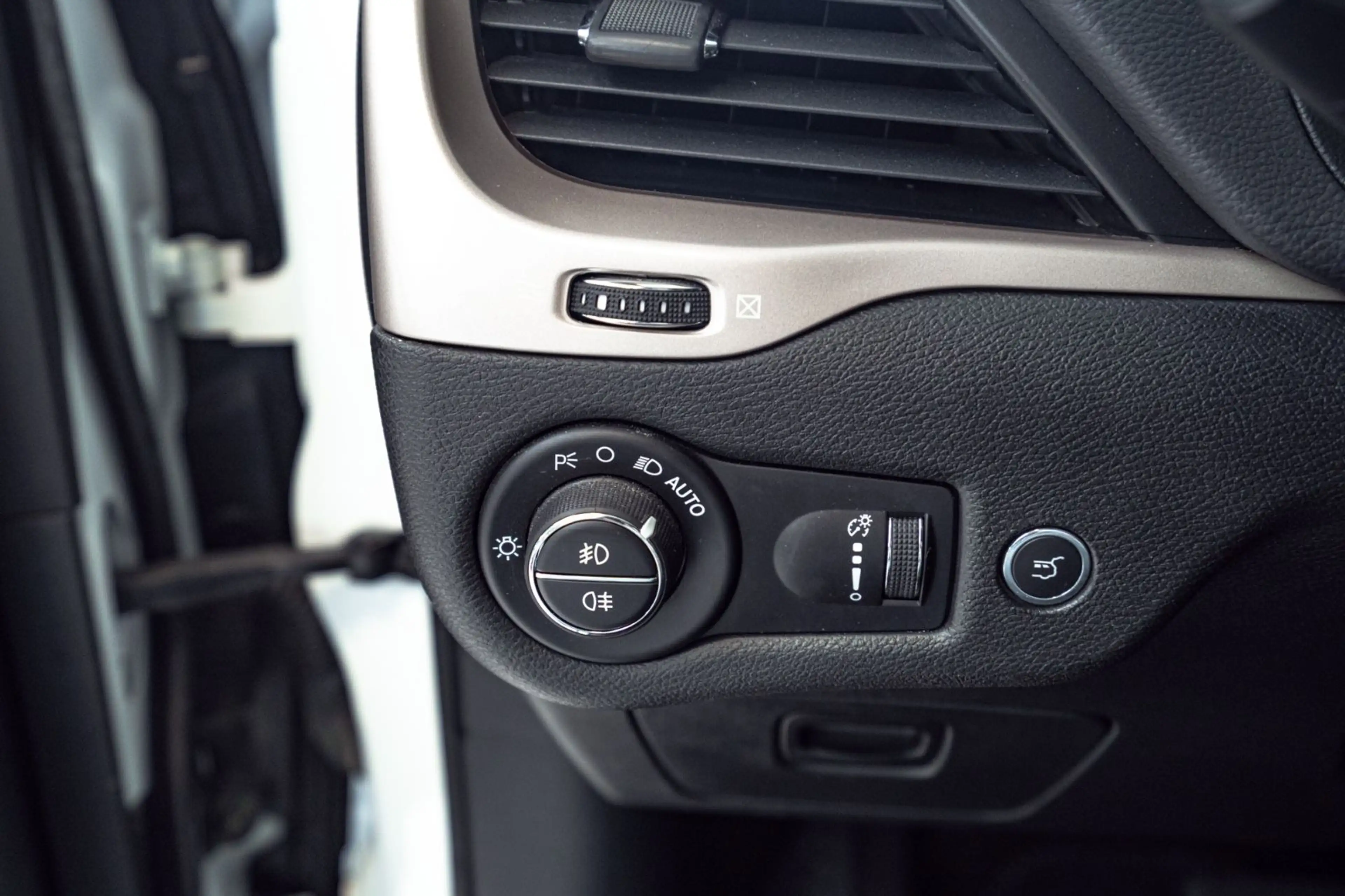 Jeep Cherokee Limited 4WD — photo 29