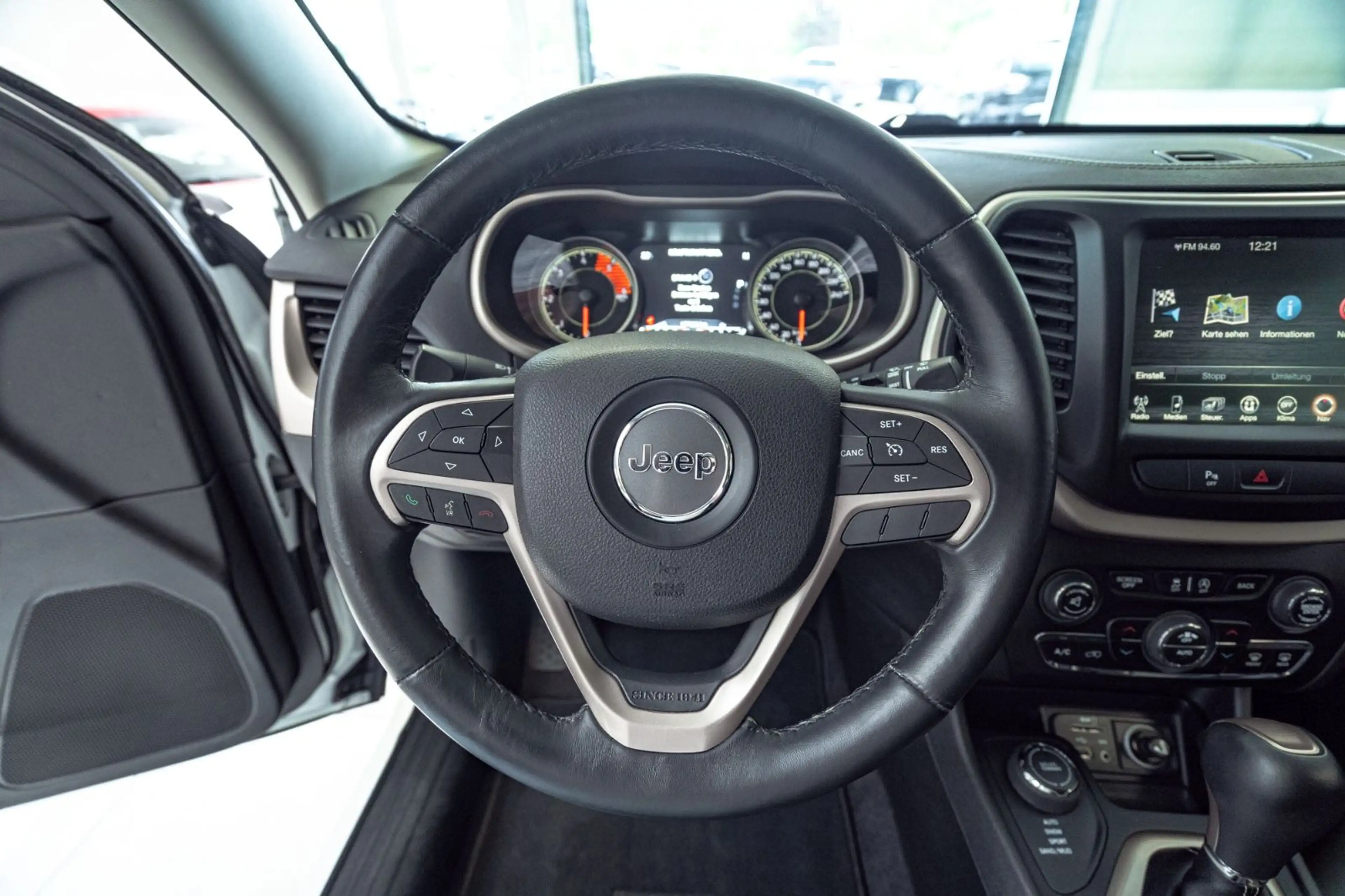 Jeep Cherokee Limited 4WD — photo 22
