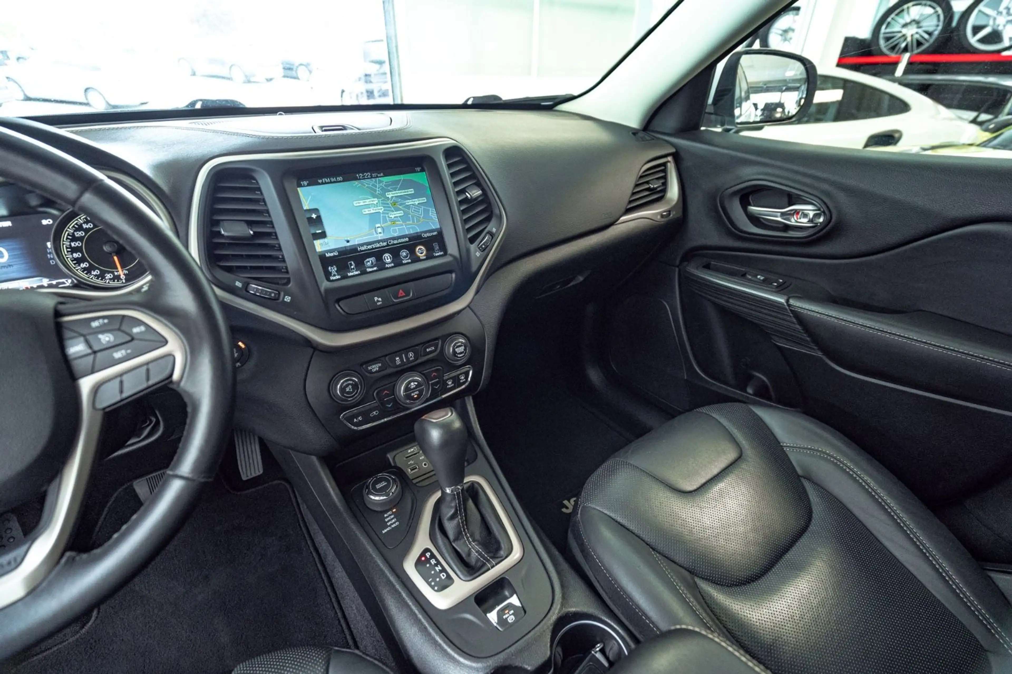 Jeep Cherokee Limited 4WD — photo 31