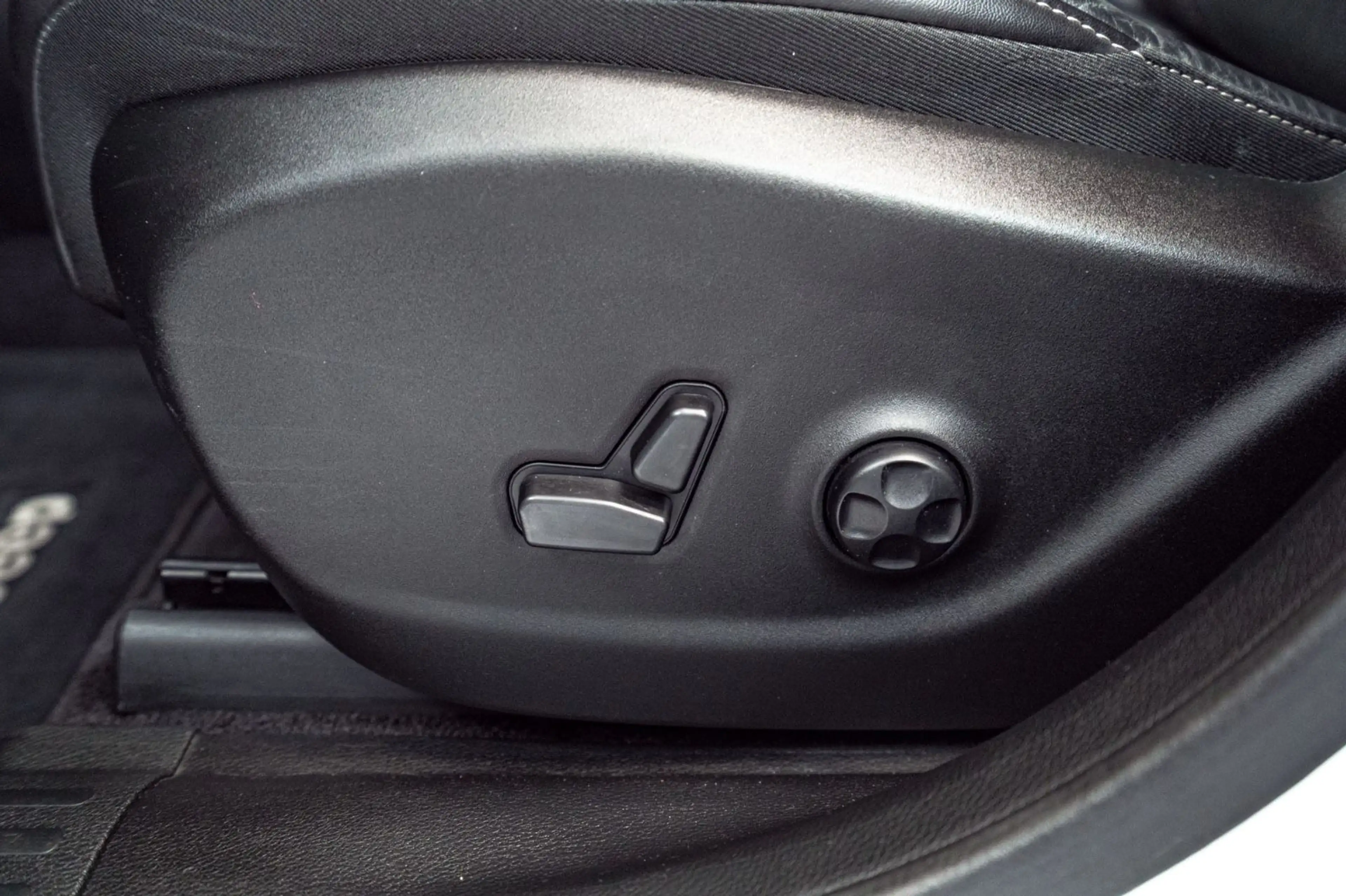 Jeep Cherokee Limited 4WD — photo 21