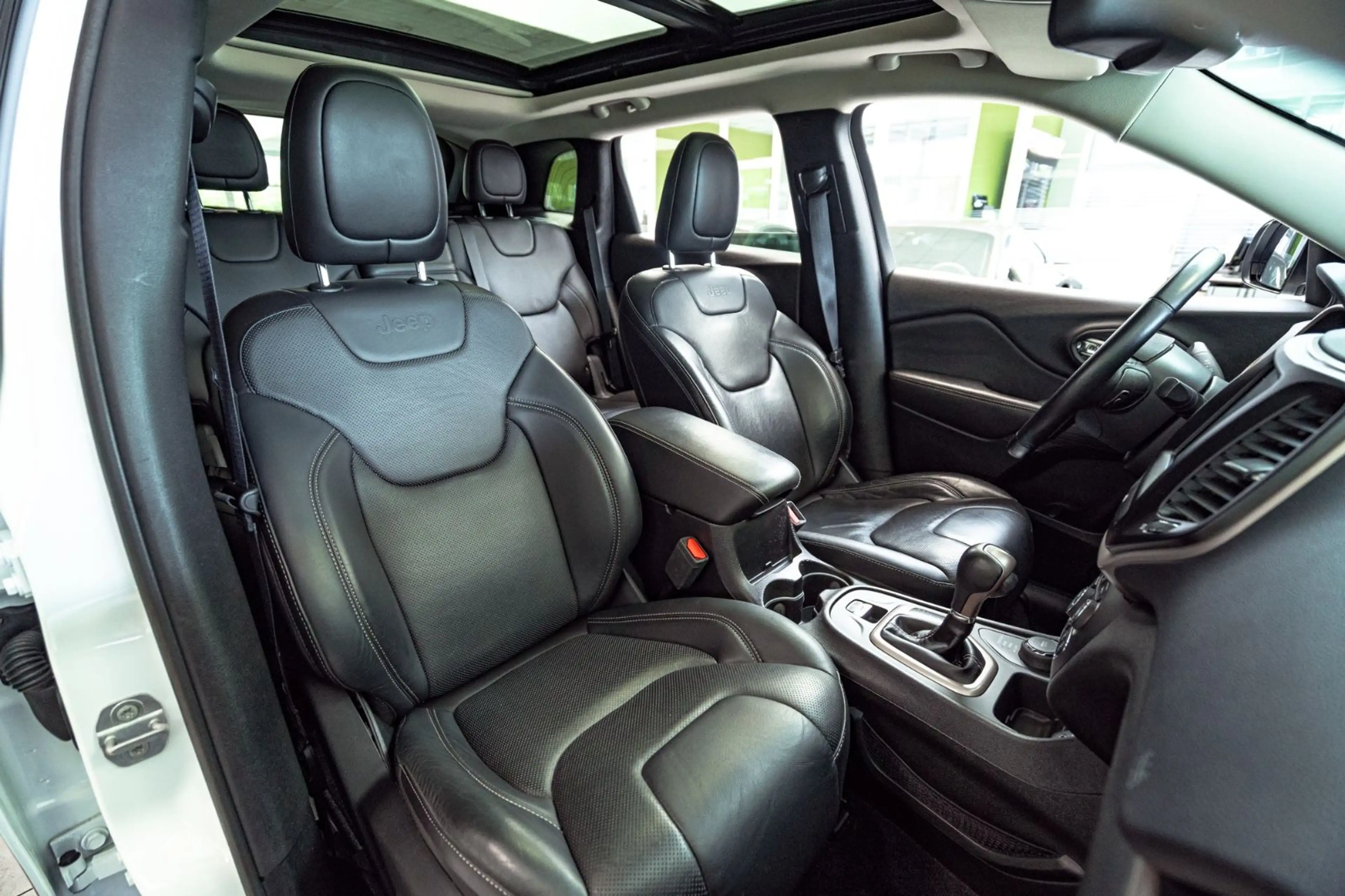 Jeep Cherokee Limited 4WD — photo 18