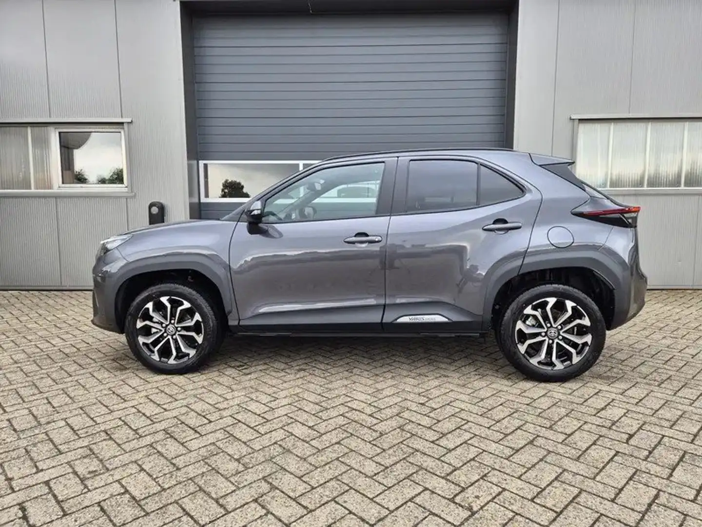 Toyota Yaris Cross Hybrid 130 1.5 VVT-i Teamplayer Grau - 2