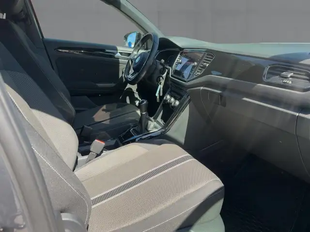 Volkswagen T-Roc view 12