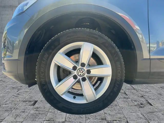 Volkswagen T-Roc view 8