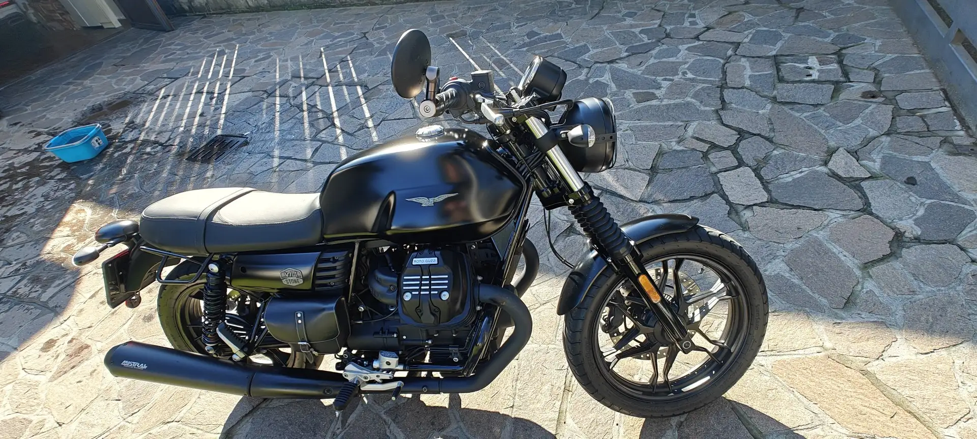 Moto Guzzi V 7 Stone III Nero - 1