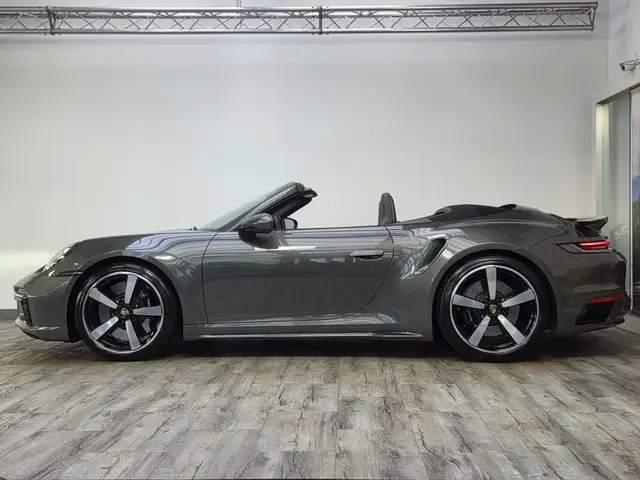 Porsche 992 view 3
