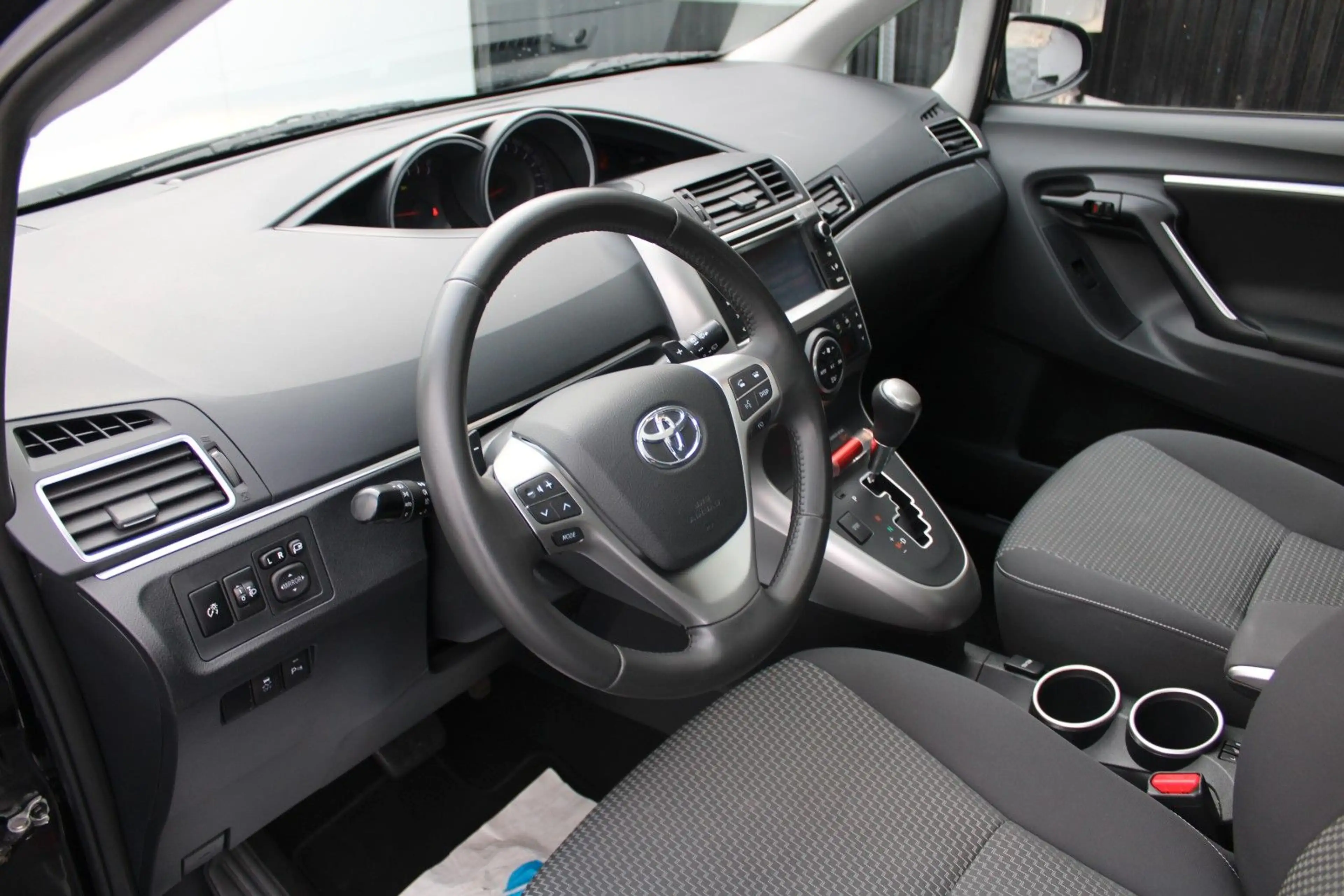 Toyota Verso SkyView Edition — photo 14