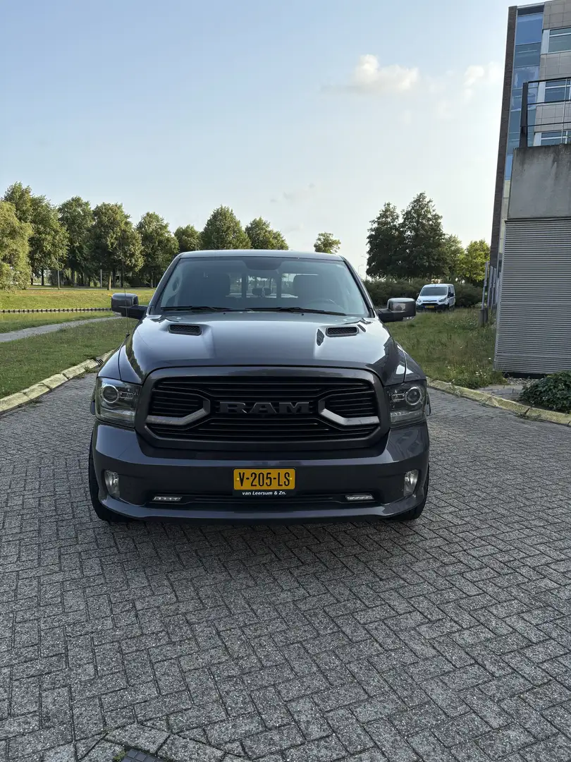 Dodge RAM 1500 5.7 V8 4x4 Sport Black Edition Gris - 1