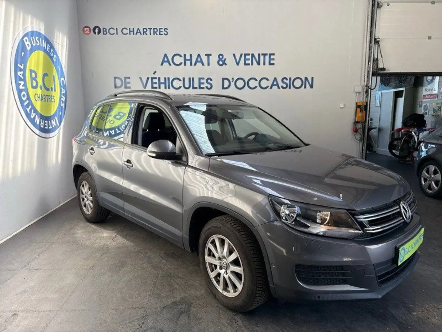 Volkswagen Tiguan 2.0 TDI 110CH BLUEMOTION TECHNOLOGY FAP Gris - 2