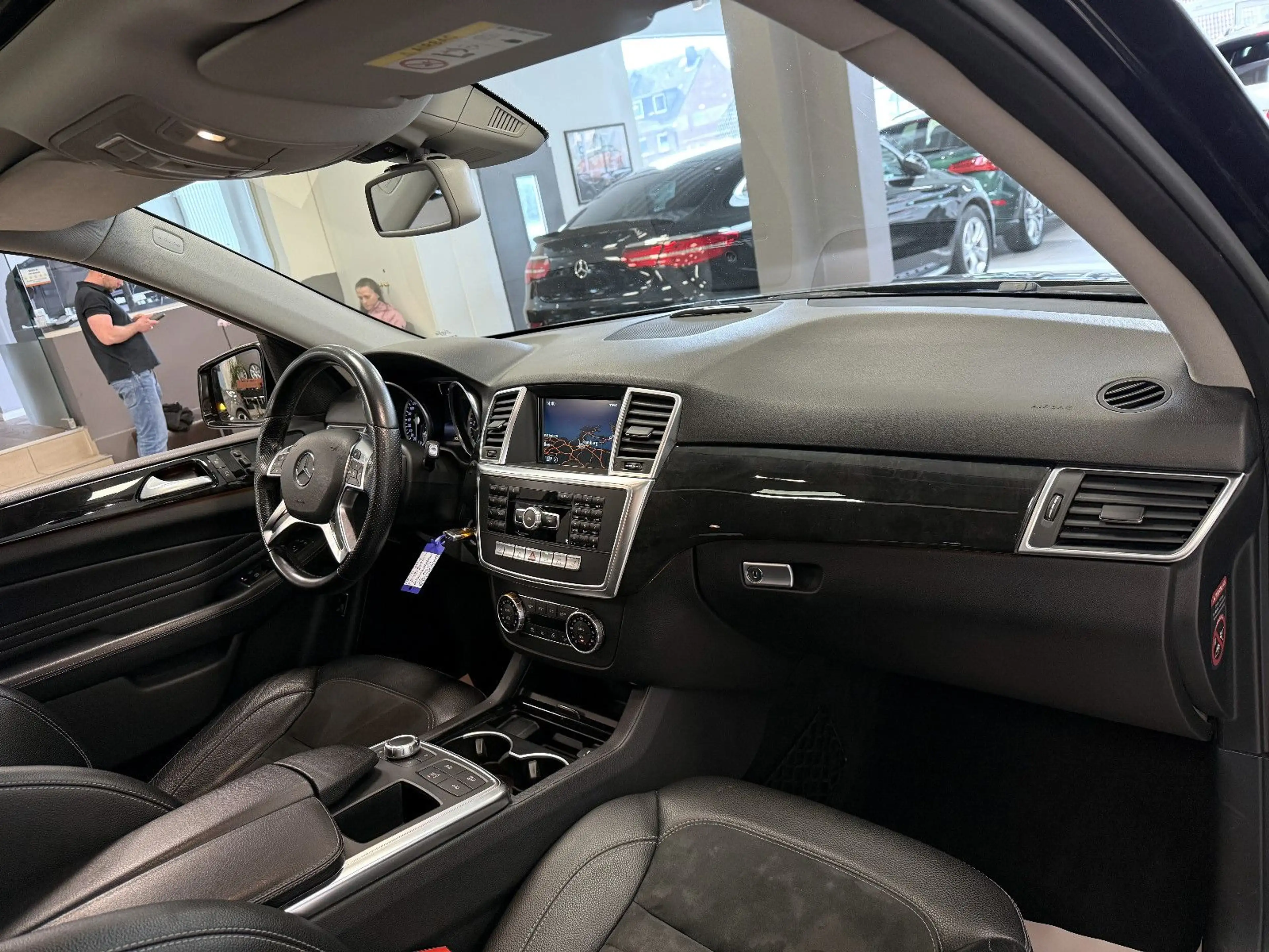 Mercedes-Benz ML 350 CDI BT *AMG*AHK*GlasSD*Airmatic*Kamera* — photo 11