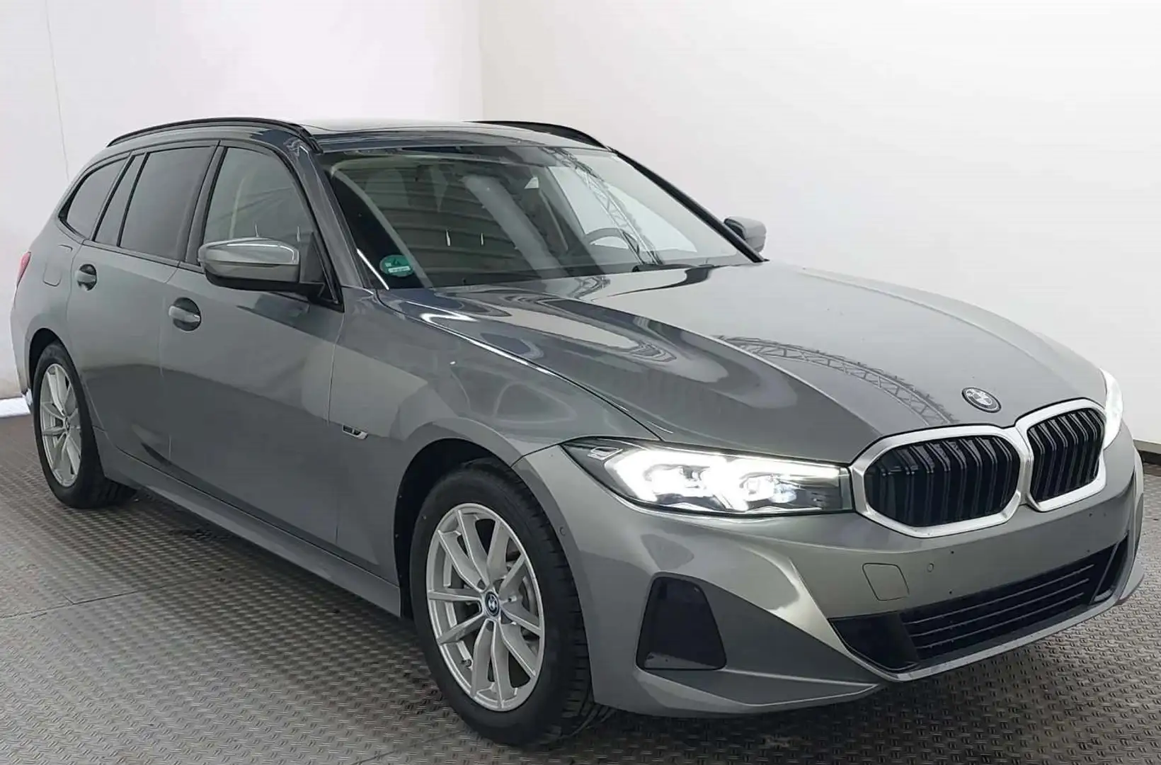BMW 320 e Touring*LCI*Widscreen*Pano,Ahk,RFK,Navi,DAB Grau - 2